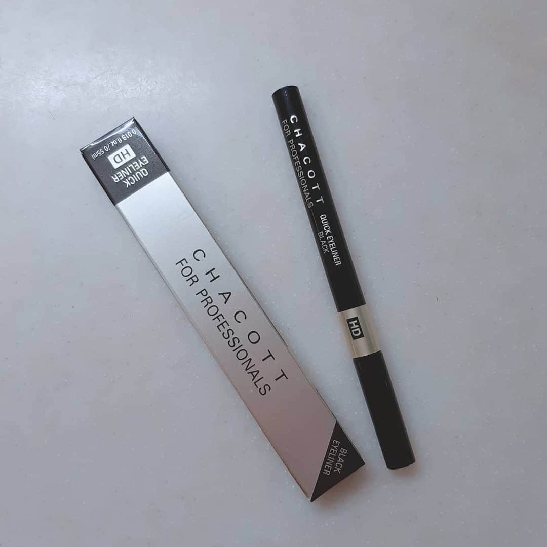 菅原京香のインスタグラム：「2020.11.02  本日紹介するのは、Chacott  さんのアイライナー💄💋  繊細なアイライナーでめっちゃ細く書くことができる🌷  →3枚目見てみて！  お湯でオフできちゃうのも凄く便利💫  #ChacottCosmetics #メイクアート #アイライナー #リキッドアイライナー #アイライン #お湯で落とせる #monipla #chacottcosmetics_fan」