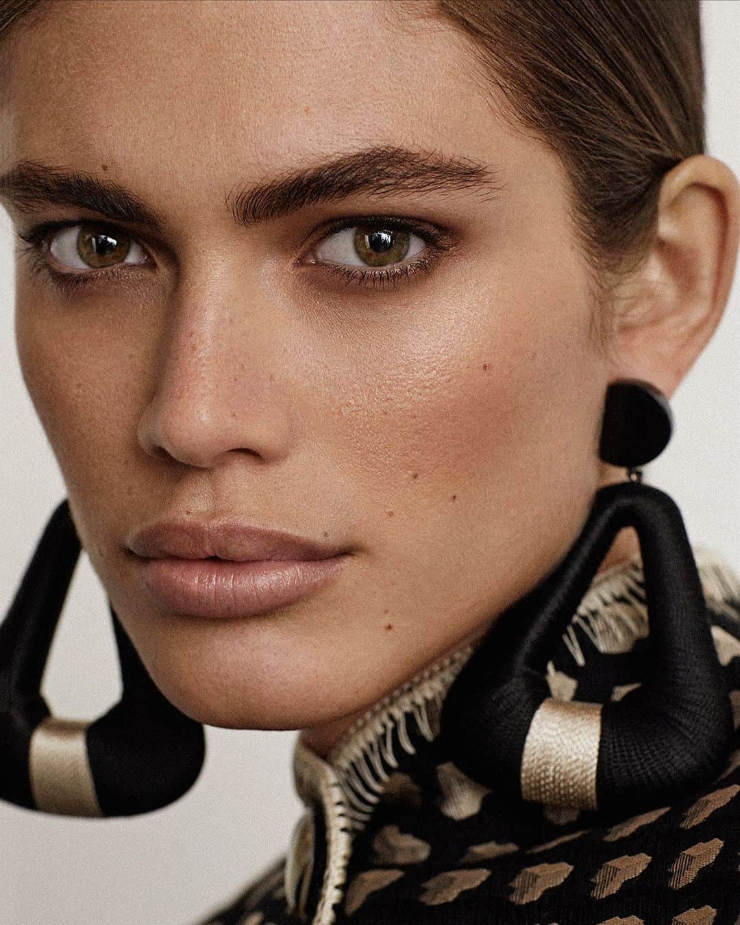 Armani Beautyさんのインスタグラム写真 - (Armani BeautyInstagram)「Natural elegance. Valentina Sampaio glows on the pages of last month's @harpersbazaares wearing NEO NUDE FOUNDATION in shade 8 and FLUID SHEER in shade 1.   Recreate Valentina Sampaio's look: :   - NEO NUDE FOUNDATION in shade 8 - NEO NUDE FUSION POWDER in shade 9 - POWER FABRIC CONCEALER in shade 7.5 - NEO NUDE A-CONTOUR in shade 21 - FLUID SHEER in shade 1 - EYE QUATTRO in shade 2 "Avant-Première". - SMOOTH SILK EYE PENCIL in shade 12 - EYES TO KILL CLASSICO MASCARA - HIGH PRECISION BROW PENCIL in shade 1 - NEO NUDE ECSTASY BALM in shade 1  Credits: @harpersbazaares Model: @valentts Editor-in-chief: @inmajimenezbazaar Photographer: @xavigordo Fashion director: @beamachh  #Armanibeauty #ArmaniNeoNude #FluidSheer #makeup」11月2日 22時55分 - armanibeauty