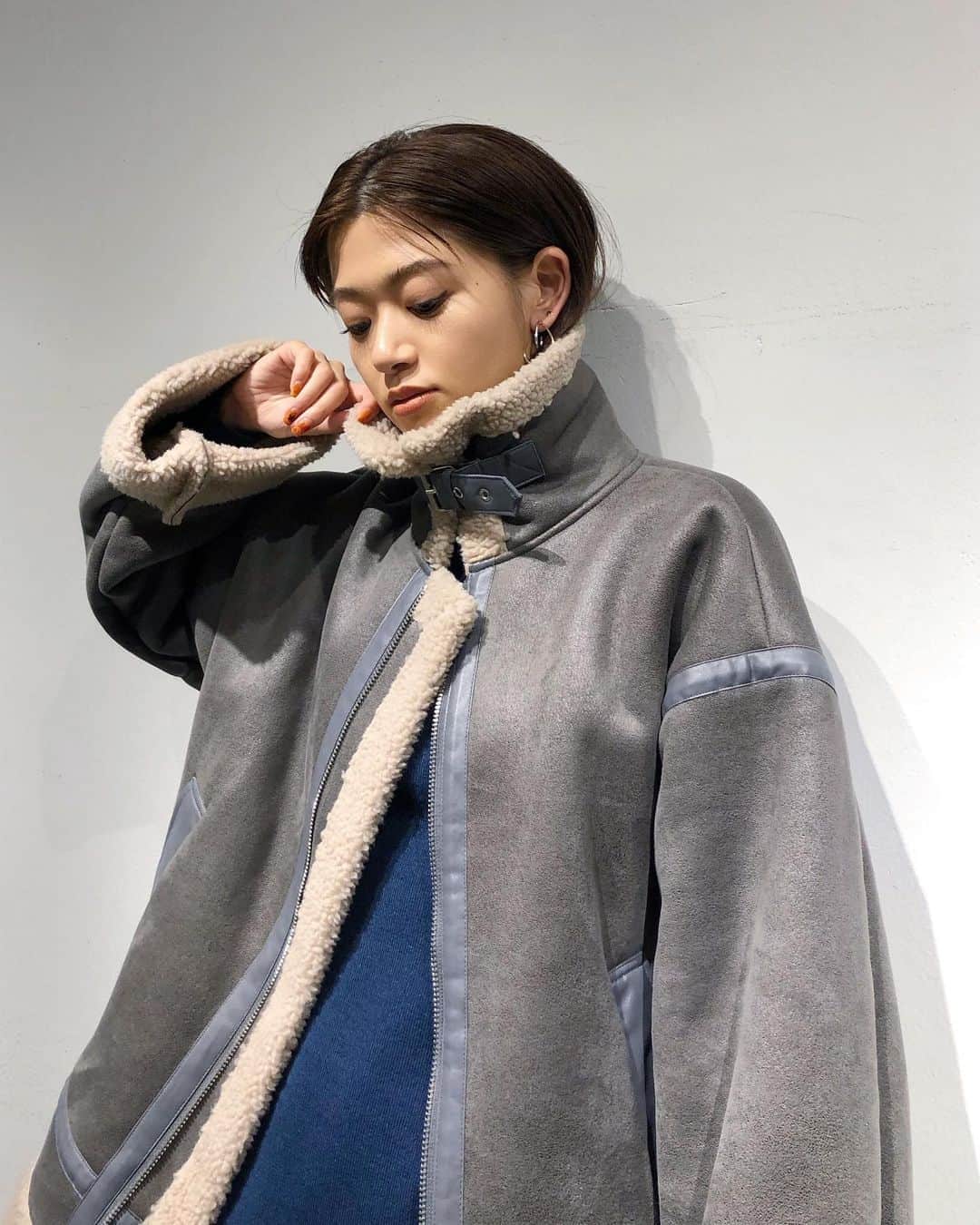 LISAさんのインスタグラム写真 - (LISAInstagram)「インスタライブ見てくださった方有難うございました！👄👄 間に合わなかった方は @emoda_official からIGTV をチェックしてくださいね😘 ついについに！ 明日11月3日(tue) #ワイドアームフェイクムートンブルゾン 全店入荷です🔥 是非お見逃しなくチェックしてくださいね💜💜💜 コーディネートのポイントはストーリー(@lisanaito )からスワイプしてね✈︎✈︎」11月2日 22時53分 - lisanaito