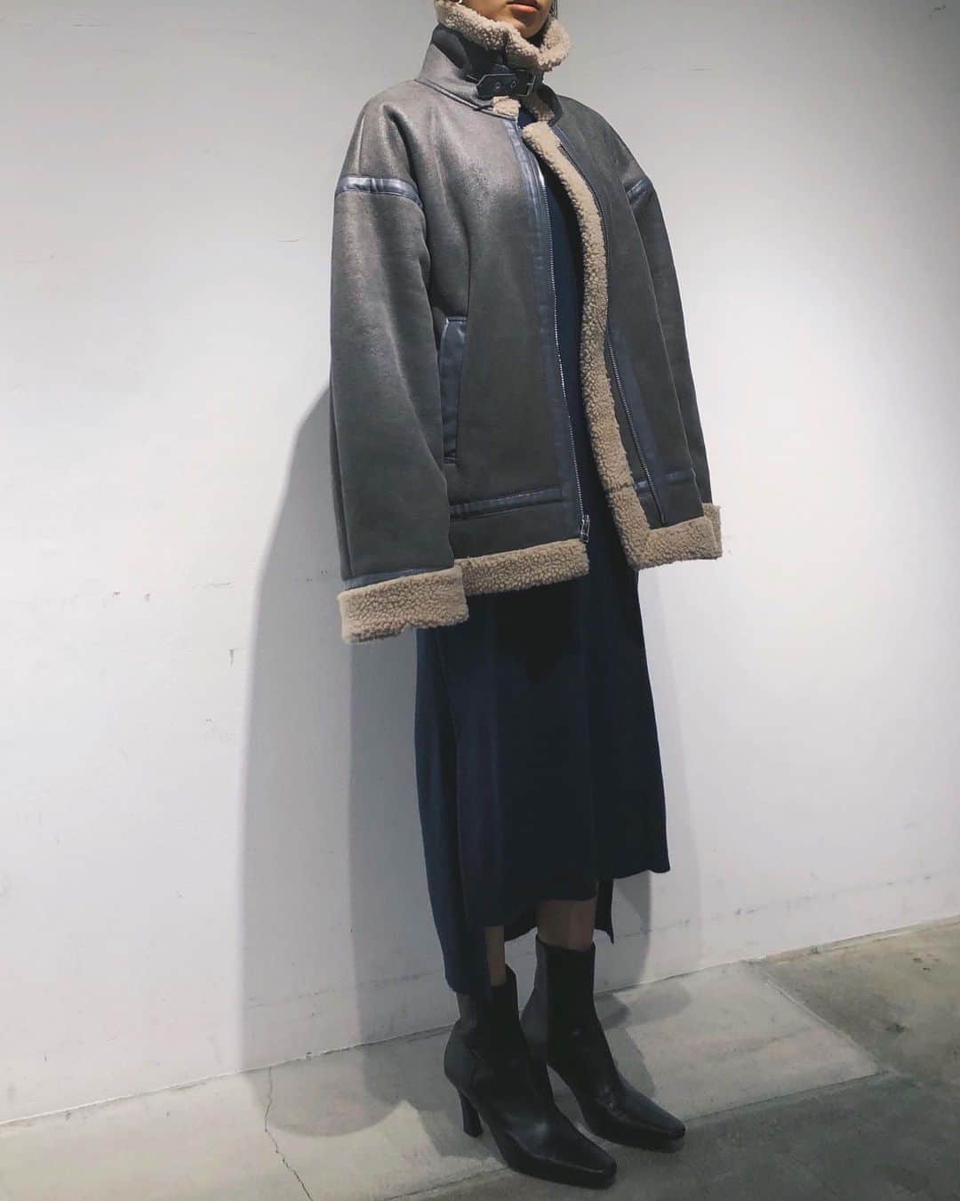 LISAさんのインスタグラム写真 - (LISAInstagram)「インスタライブ見てくださった方有難うございました！👄👄 間に合わなかった方は @emoda_official からIGTV をチェックしてくださいね😘 ついについに！ 明日11月3日(tue) #ワイドアームフェイクムートンブルゾン 全店入荷です🔥 是非お見逃しなくチェックしてくださいね💜💜💜 コーディネートのポイントはストーリー(@lisanaito )からスワイプしてね✈︎✈︎」11月2日 22時53分 - lisanaito