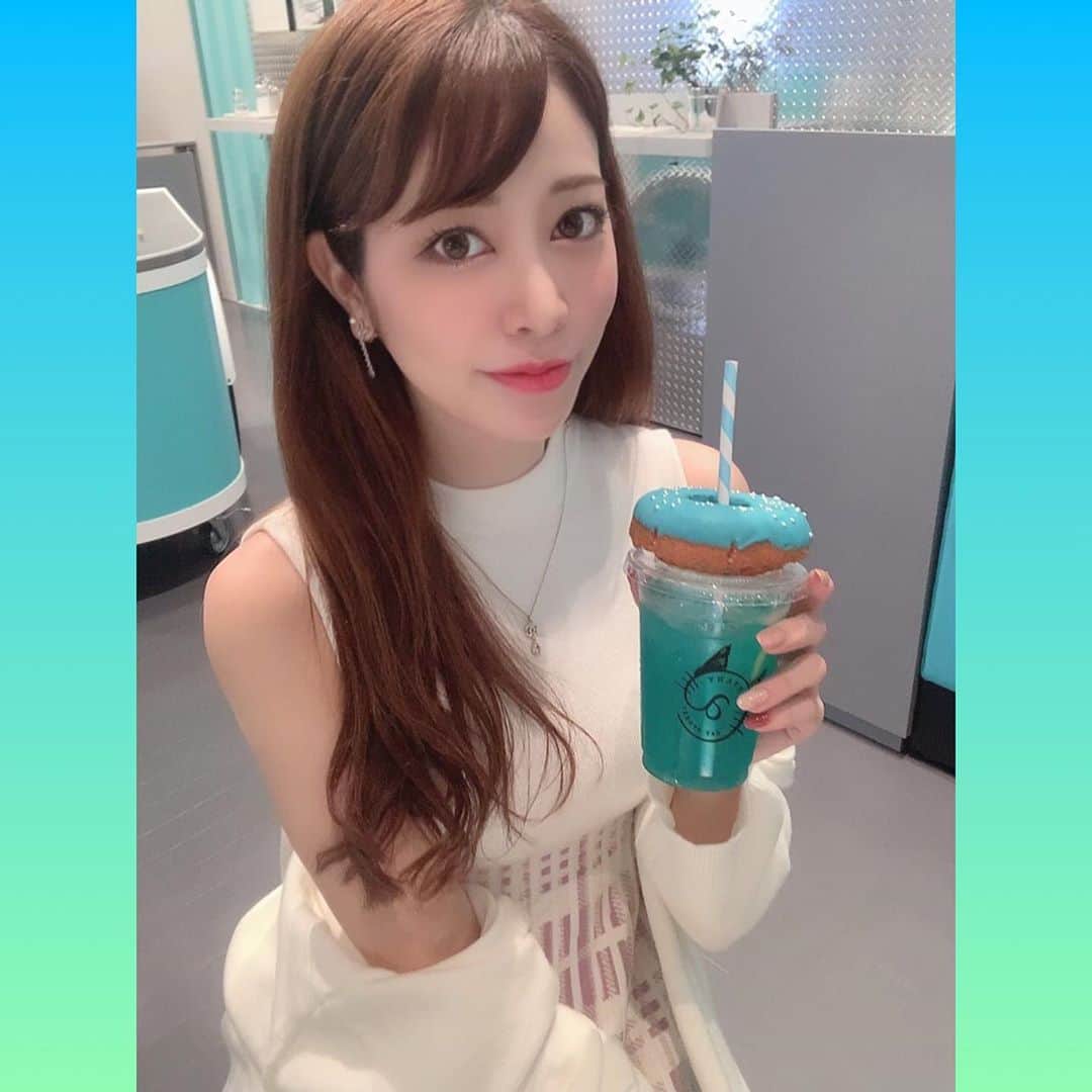 薄井美樹のインスタグラム：「．     ずーっと気になってて行きたかった ティファニーのカフェ🍰💕  めっちゃ人気で予約埋まってたのに 奇跡的に入れて嬉し過ぎて 2枚目の私めっちゃニヤニヤしてる🤣     ．」