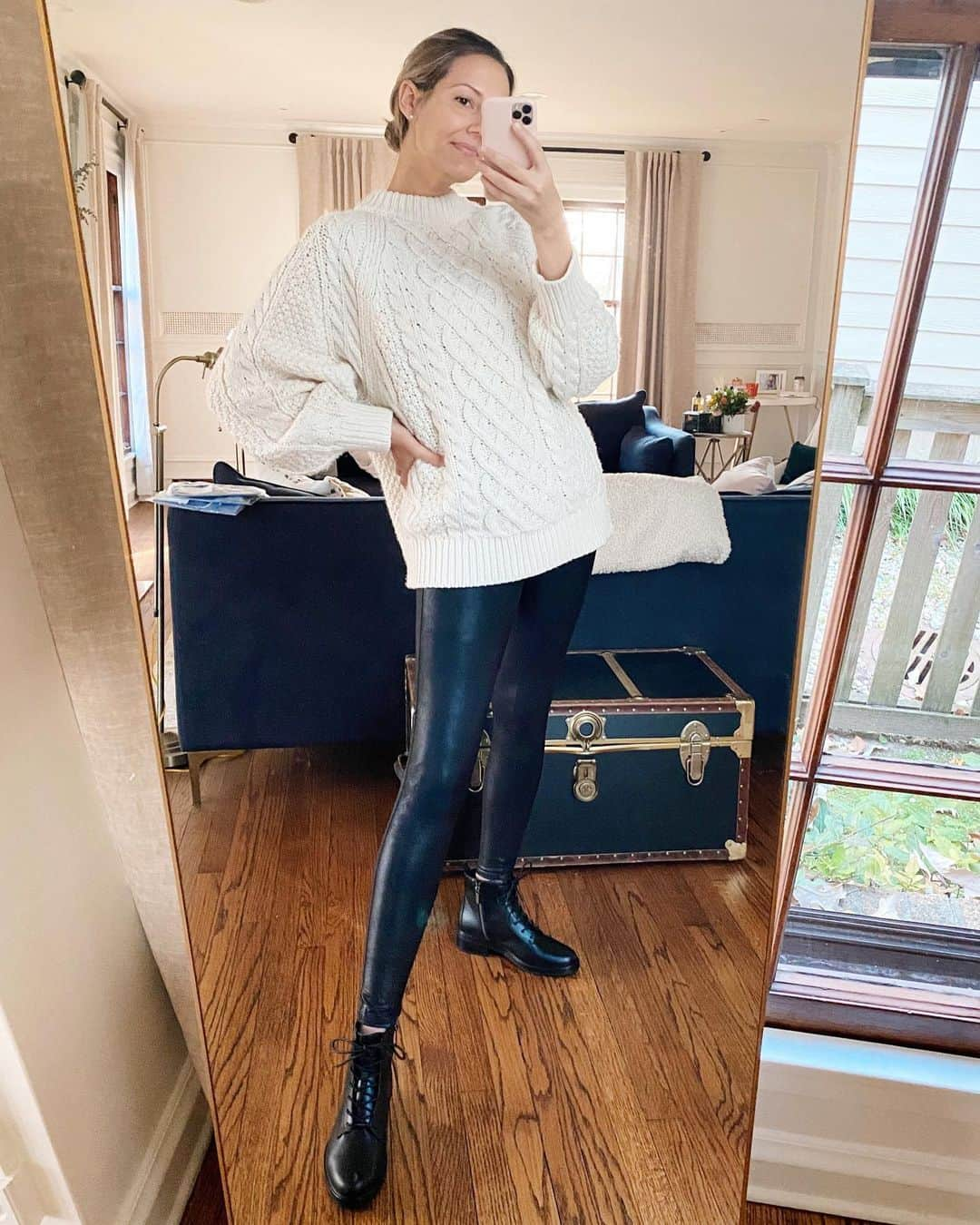 Anna Jane Wisniewskiさんのインスタグラム写真 - (Anna Jane WisniewskiInstagram)「I’m back! Not really but I did put on some faux-leather @spanx today with an oversized sweater.    PS these boots are extra awesome because of the interior side zip—you don’t have to unlace/re-tie constantly!   http://liketk.it/30b4h #liketkit @liketoknow.it #LTKunder100」11月3日 9時46分 - seeannajane