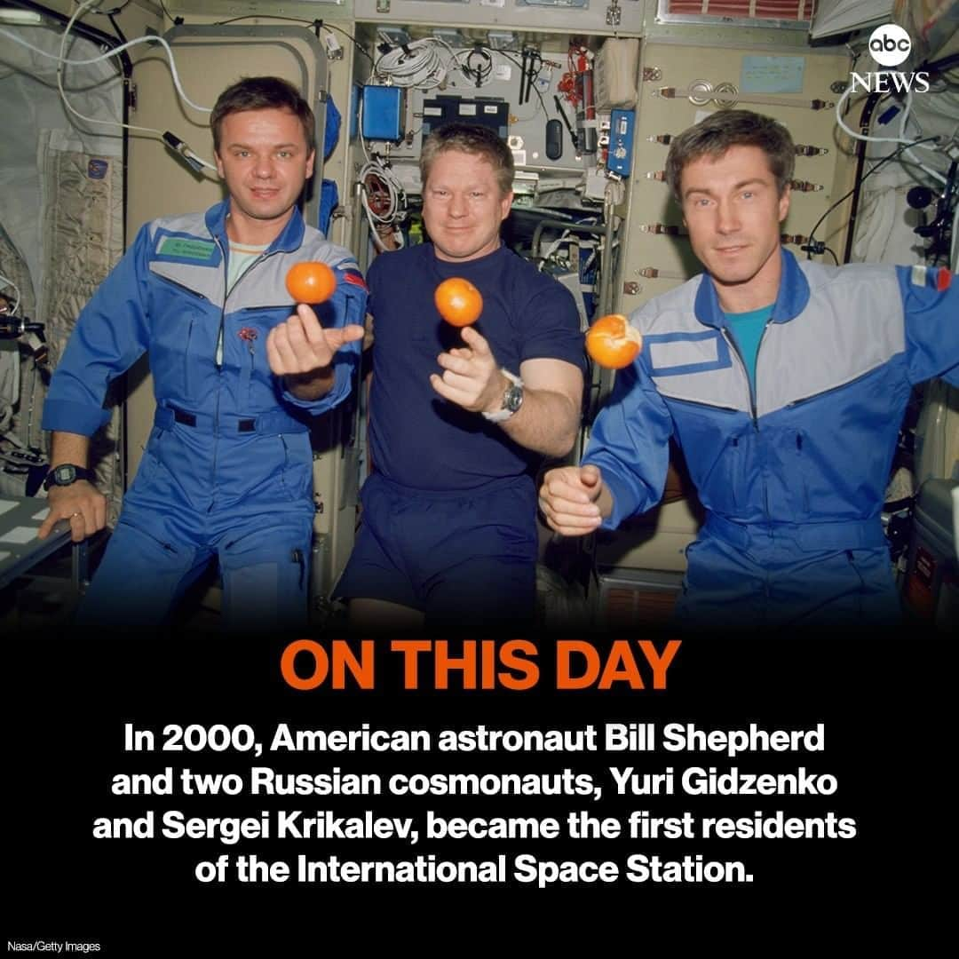 ABC Newsさんのインスタグラム写真 - (ABC NewsInstagram)「ON THIS DAY: 20 years ago, American astronaut Bill Shepherd and two Russian cosmonauts, Yuri Gidzenko and Sergei Krikalev, became the first residents of the International Space Station. #onthisday #history #space #nasa #internationalspacestation」11月3日 8時23分 - abcnews