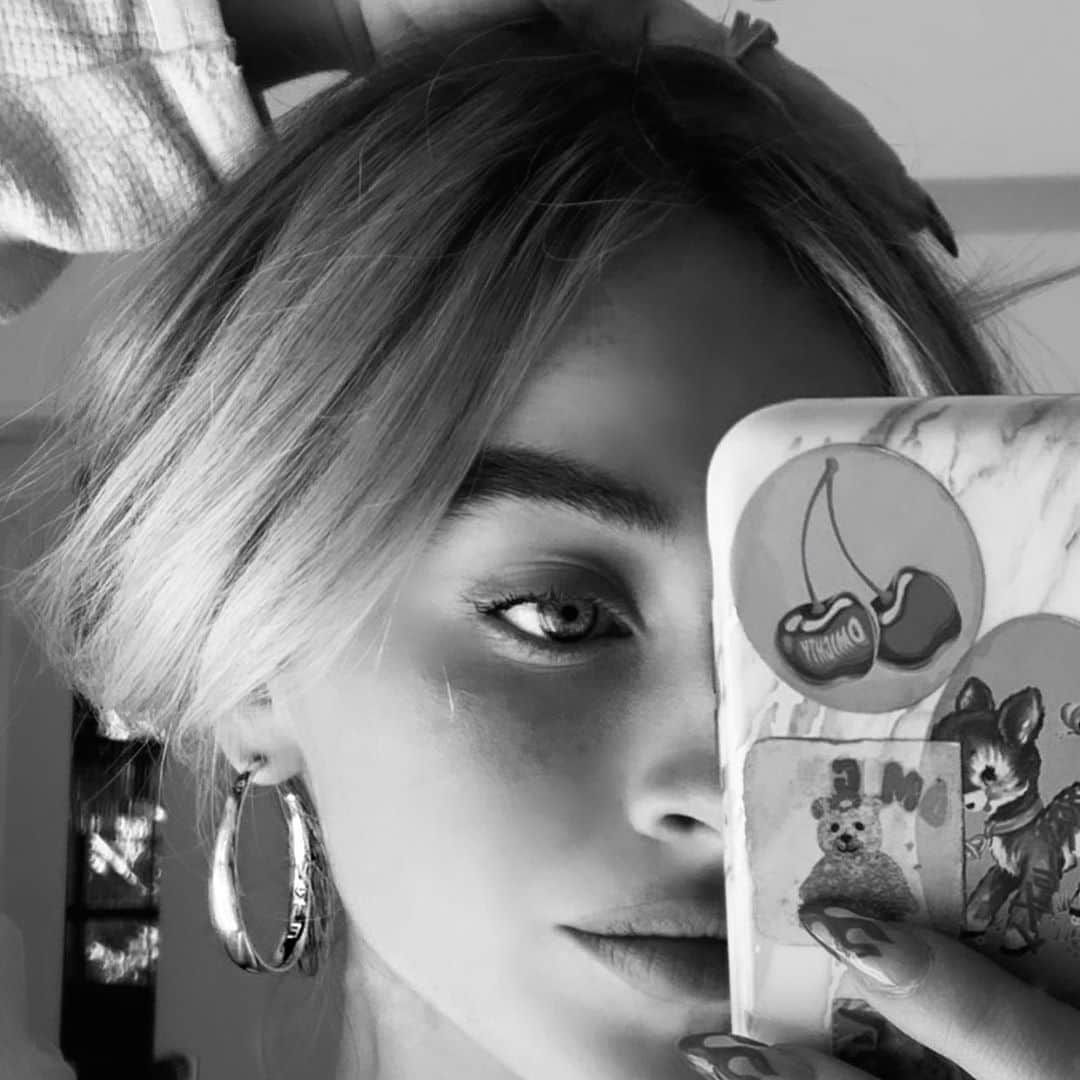 サブリナ・カーペンターのインスタグラム：「women have jumped through hoops to bring us the right to vote, to have a bank account, or to own property without a man. Use your right to vote because @whenweallvote .. we shape our future💙 this Election Day my voting accountability buddy is my mom @lizakoshy !!!! Get out there and vote if u haven’t already!!」