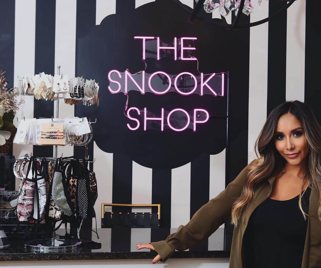 ニコール・ ポリッツィのインスタグラム：「I work here. 🙋🏽‍♀️🖤 📸: @caralovellophotovideo」