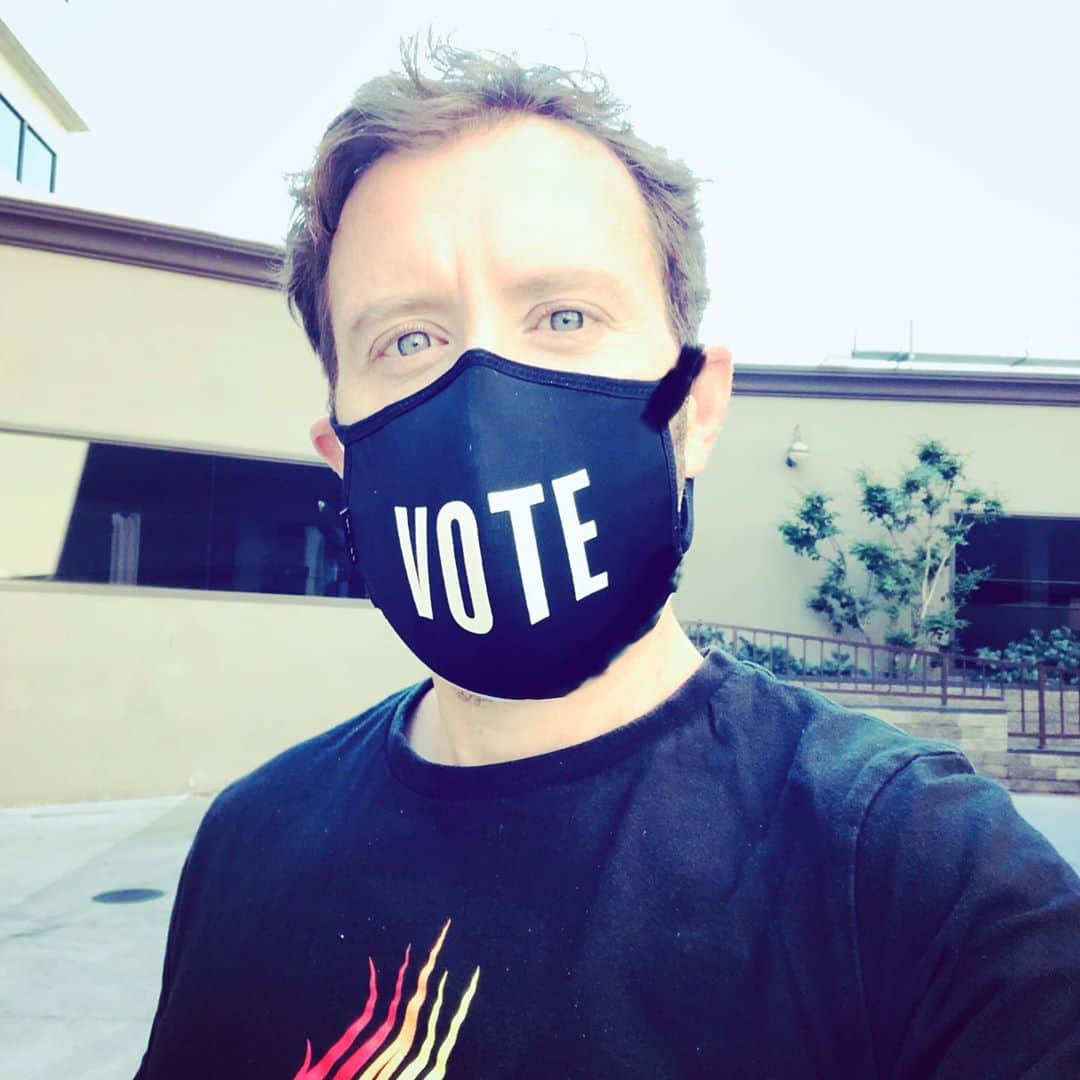 T・J・サインのインスタグラム：「Happy November! 🗳😊 Thanks for voting already and Tomorrow! Stay safe, Keep Smilin 😀 Big Hugs all around!🤗」