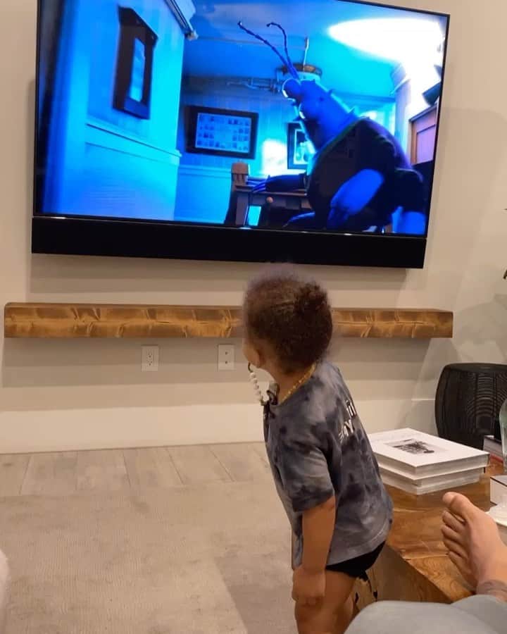 カルロス・ブーザーのインスタグラム：「Disney Plus For The Win!!!! Daddy Duty Yadigggggg!!!! Bloom Loves Monsters Inc 🙌🏽... #HOLDAT」