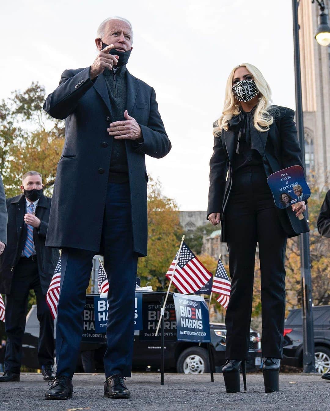 Just Jaredさんのインスタグラム写真 - (Just JaredInstagram)「Lady Gaga joins Joe Biden on the campaign trail in Pittsburgh, Pennsylvania with just one day to go until the election! #LadyGaga #JoeBiden Photos: Getty」11月3日 8時41分 - justjared