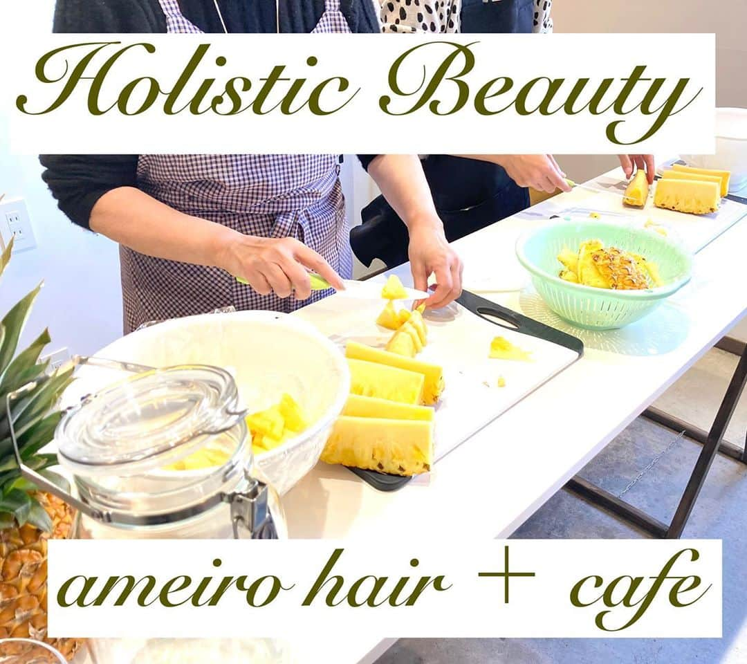 金村慎太郎〈hair+cafe〉のインスタグラム：「﻿ ﻿ ﻿ ﻿ おはようございます😃﻿ ﻿ ﻿ ﻿ ヘアーのお客様が親子で、﻿ 1day酵素ジュース作り教室に﻿ 参加していただきました♪﻿ ﻿ ﻿ ﻿ 今回はパイナップル🍍﻿ ﻿ ﻿ ﻿ 酵素を育てる楽しみを感じていただきました🤗﻿ ﻿ ﻿ ﻿ ameiroでの酵素ドリンクも﻿ 随時販売してるので、﻿ お気軽にご来店下さいね♪﻿ ﻿ ﻿ ﻿ 11月も引き続き1day酵素ジュース作り教室﻿ 開催致します♪﻿ ﻿ ﻿ ﻿ ◼️開催日程﻿ 11月4日（水）中止﻿ 11月11日（水）満席﻿ 11月18日（水）満席﻿ 11月29日（日）10時〜﻿ ﻿ ﻿ ◼️受講料金﻿ 90分/6,600円（税込）﻿ 受講料金はご参加当日にお持ち下さい。﻿ テキスト、ボトル、材料費込みです。﻿ ﻿ ◼️申込方法﻿ DMにて「教室参加」とメッセージをお願い致します。﻿ もしくはお電話、﻿ プロフィールの公式LINEからも﻿ お申し込みできます。﻿ ameiro📞06-6152-8308﻿ ﻿ ◼️定員﻿ 1回の教室でお二人のみとなっております。﻿ ﻿ 日曜日ご希望の方もいらっしゃるので、﻿ 今回は29日の日曜日も開催致します♪﻿ ﻿ ﻿ ぜひお友達をお誘いしてご一緒に楽しみに来て下さい♪﻿ ﻿ ﻿ 気になる方は一度ご連絡下さいね♪﻿ ﻿ ﻿ ﻿ ﻿ ➡︎髪質改善はカラダの健康から！﻿ ﻿ ﻿ 当店の酵素ドリンクはすべて試飲できますので、カラーの待ち時間などにも﻿ ぜひお召し上がり下さい♪﻿ ﻿ ﻿ ﻿ ameiro▷▷﻿ ﻿ ﻿ 髪質改善の結果でたくさんの口コミをいただき、日々美髪を生み出してます✨﻿ ﻿ ﻿ もっと何かできないか？﻿ ﻿ ﻿ 女性たちの美のために…﻿ ﻿ ﻿ 髪だけではなく、﻿ 美容のプロとして、美容師として。﻿ ﻿ ﻿ 美を維持するには、﻿ 健康がどうしてもヒモづいてきますよね。﻿ ﻿ ﻿ 髪質改善を突き詰めると、﻿ 健康なカラダを維持することにたどり着きます。﻿ ﻿ ﻿ 日本酵素マイスター協会認定&﻿ 髪質改善専門店のアメイロだからこそできる。﻿ ﻿ ﻿ 体質改善＋髪質改善✨﻿ ﻿ ﻿ *･゜ﾟ･*:.｡..｡.:*･'*:.｡. .｡.:*･゜ﾟ･*﻿ ﻿ ﻿ 💎無料カウンセリングプレゼント 💎﻿ ﻿ ▼髪質でお困りの方はプロフィールへ▼﻿ ﻿ （クリック）﻿ ﻿ @ameiro_hair ﻿ ﻿ ★ライン友達追加で﻿ 無料カウンセリングをプレゼント★﻿ ﻿ LINE ID検索→﻿ @ mmd5236z﻿ （@を必ずつけてくださいね♪）」