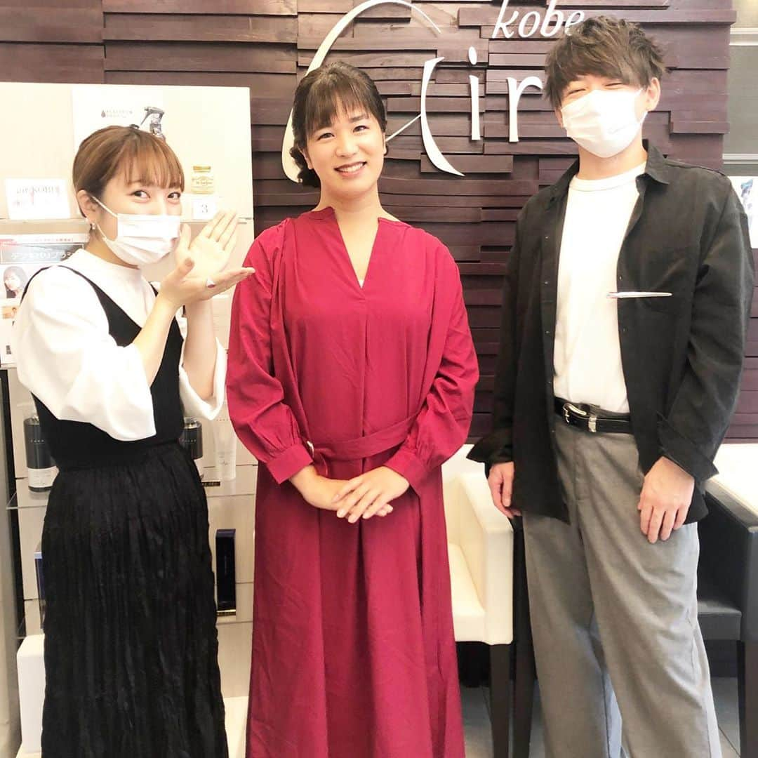 悠以のインスタグラム：「早朝から、いつもお世話になってるヘアサロン、#air の#神戸店 にてセットしていただきました！この後… さらに着替えもするので、完了したらまたアップします。  ※店長の#熊倉洋平 さんが目を瞑ってしまってた😭ありがとうございました〜　#airkobe  #セット #ヘアサロン #美容室　左の美女は、 #八木眞理子 さん。」