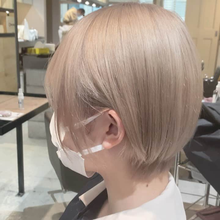 Beleza_official_instagramのインスタグラム：「ホワイトブロンド☺︎ . ブリーチ2〜3回です！ .  ブリーチは誰に任せるかで仕上がりが全く違います。 .  絶対に失敗したくない方は是非指名予約をおすすめします！！ . 僕だけのオリジナルレシピとマル秘テクニックで艶々サラサラハイトーンにします！！」