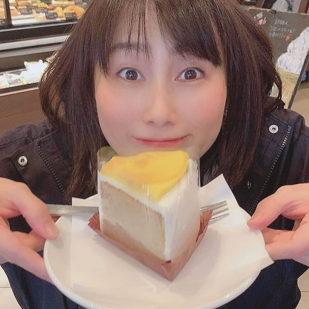 峯村沙紀さんのインスタグラム写真 - (峯村沙紀Instagram)「しぶにゃん😽💕 ちょっと前にやっと会えましたねん❤️ 再会の時嬉しくて涙が出るという😂 ◇ まだ、ご自身のことを◯0代と思ってる しぶにゃん😘 ◇ お肌もピチピチでトークもさすがの関西出身で❤️ 15歳の時初めて出会ってからも全然変わらない😆‼︎ ◇ またすぐ会えると思うと楽しみすぎます🥺🥰💕 まったねぇー😘😘😘  #峯村日記 #ついに #登場 #しぶにゃん #東レ 時代おせわになった #トレーナー #strength #fitness #治療 #鍼灸 #モノマネ なんでもできちゃう❤️ #マルチ #関西弁 #いつも #笑わせてくれる  #大先輩 #ありがとう #またね #次 まで #後少し  #necグリーンロケッツ #necレッドロケッツ #東レアローズ #バレーボール #vleague #トップリーグ #ラグビー #千葉 #笑顔」11月3日 8時51分 - minemuuuno.insta