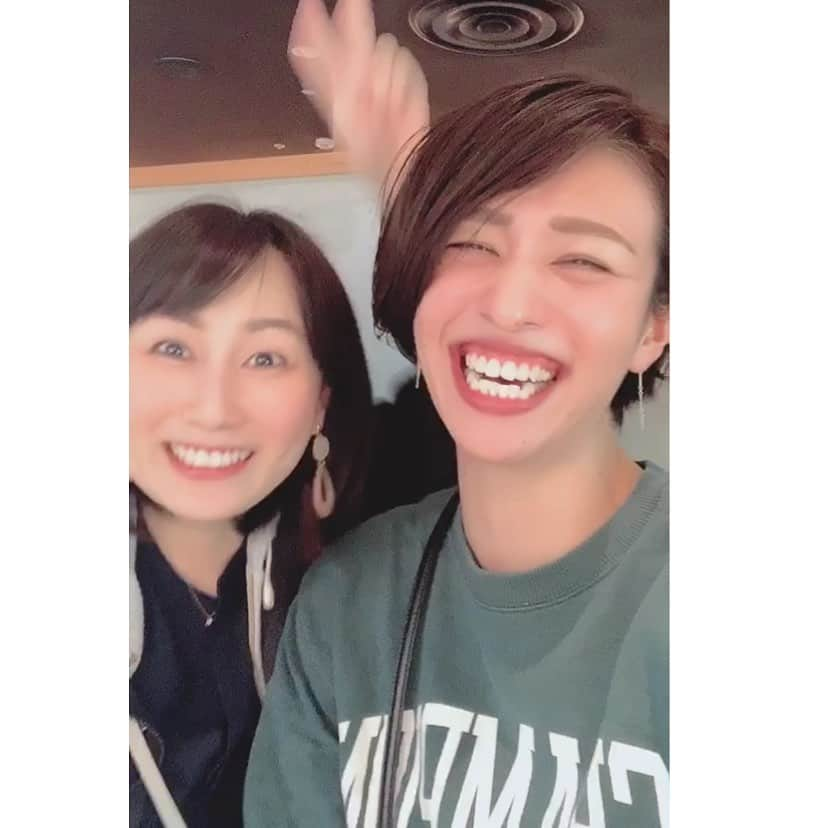 峯村沙紀さんのインスタグラム写真 - (峯村沙紀Instagram)「しぶにゃん😽💕 ちょっと前にやっと会えましたねん❤️ 再会の時嬉しくて涙が出るという😂 ◇ まだ、ご自身のことを◯0代と思ってる しぶにゃん😘 ◇ お肌もピチピチでトークもさすがの関西出身で❤️ 15歳の時初めて出会ってからも全然変わらない😆‼︎ ◇ またすぐ会えると思うと楽しみすぎます🥺🥰💕 まったねぇー😘😘😘  #峯村日記 #ついに #登場 #しぶにゃん #東レ 時代おせわになった #トレーナー #strength #fitness #治療 #鍼灸 #モノマネ なんでもできちゃう❤️ #マルチ #関西弁 #いつも #笑わせてくれる  #大先輩 #ありがとう #またね #次 まで #後少し  #necグリーンロケッツ #necレッドロケッツ #東レアローズ #バレーボール #vleague #トップリーグ #ラグビー #千葉 #笑顔」11月3日 8時51分 - minemuuuno.insta