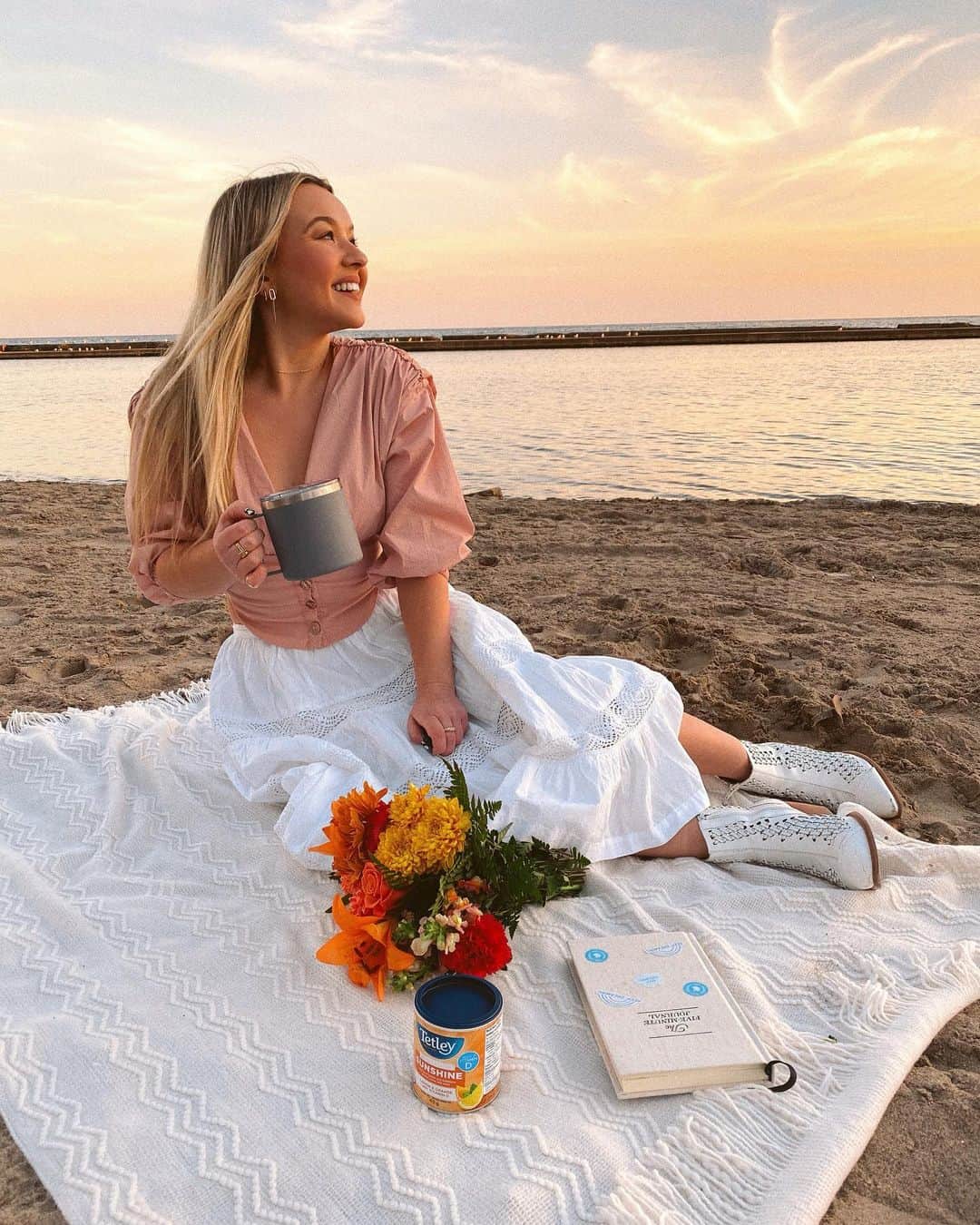 のインスタグラム：「Please don't take my sunshine away…🌼 These fall days are starting to feel shorter, so I am on a mission to soak up all the Vitamin D I possibly can! ✨  Today, that meant journaling and sipping @TetleyCanada SUNSHINE Lemon & Orange tea down by the waterfront at sunset. It's my peaceful habit to do this with a #TetleySuper SUNSHINE Tea in hand, which is enhanced with Vitamin D and combines lemon and orange flavours for nicely balanced sweet, fruity and zesty notes. A ray of sunshine in a cup to brighten my fall day. 🍵🌤 #partner」