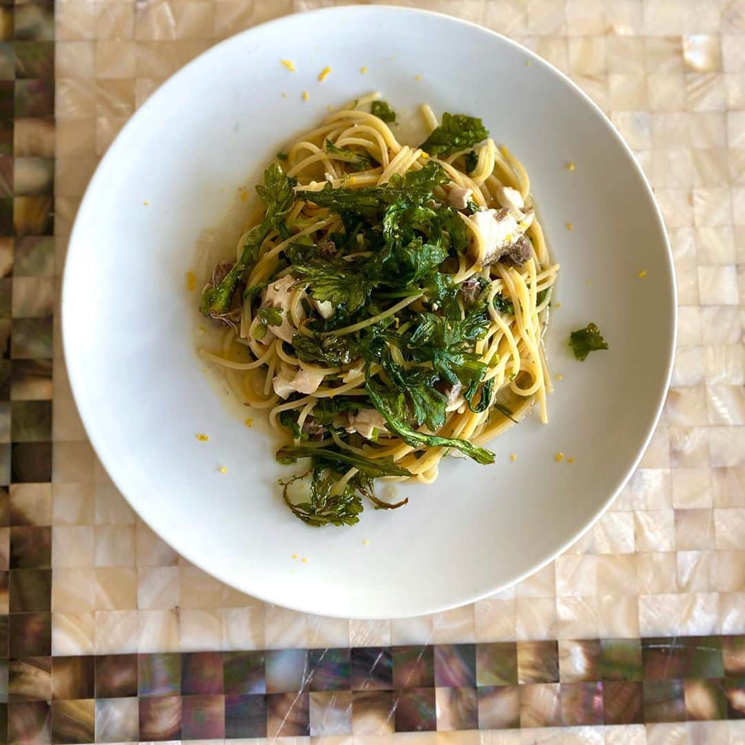 ポジリポのインスタグラム：「〜Weekly Pasta〜  【春菊と寒ぶりの柚アーリオ・オーリオ】  独特の香りのある春菊 11月から2月頃、旬を迎え菊、葉も柔らかく香りも高いオリーブとの相性が抜群。 寒さが強くなる冬が旬のぶり 片面しっかり焼き香ばしさをプラス 揚げた春菊をちらし柚ピールを削って爽やかに仕上げ冬の味覚たっぷりの一皿です。  ・ ・ ・ 〜Weekly Pizza〜   【ボタン海老とアンチョビのマンドルラータ　オレンジオイルの香り】   殻を潰すとミソが出るボタン海老 ミキサーでゆっくり生クリームと一緒にまぜペーストにしたホールアーモンド 仕上げにオレンジオイルで香りを。 このオレンジオイルが、一口のラストノートにアーモンドや海老をふわっとだしてくれます。 冷えに向かう季節の変わり目なのでコッテリ感を出したピッツァです。  ・ ・ ・ ※ランチタイムのチョイスでお選びいただけます ぜひ、お待ちしております！  #ポジリポ #ポジリポ沖縄 #沖縄ランチ #沖縄イタリアン #沖縄ピッツァ #沖縄パスタ #沖縄ワイン #沖縄グルメ #沖縄食材 #沖縄サンセット #沖縄夕日 #那覇空港 #沖縄旅行 #豊見城 #瀬長島 #ウミカジテラス #gotoキャンペーン #地域共通クーポン  #posillipo #okinawa #okinawatrip #okinawaitalian #okinawasunset #okinawalunch #senagajima  #tomigusuku #foodlover #foodie #goto #gotoeat」