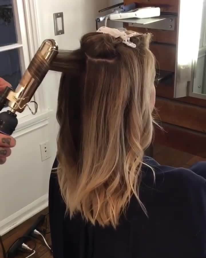 のインスタグラム：「Undone wave #hairtutorial by @domdomhair 💛November 1st-7th, SAVE up to 40%⁣ on Hot Tools Marcel and Spring Irons at Cosmo Prof ⁣⁣⁣ Curling Tips:⁣⁣⁣ ✨ "Curl in different directions.⁣⁣⁣ ✨ When curling the hair, pull the iron downwards so the curl comes out loose.⁣⁣⁣ ✨ I put the heat as high as it can be, which is 350. I don't leave the iron on the hair very long, so the hotter it is, the better to get the curl to hold.⁣⁣⁣ ✨ I use a Hot Tools 1.25 Inch Curling Iron⁣."⁣⁣ ⁣⁣ SHOP Hot Tools Marcel and Spring Irons via #LinkInBio⁣⁣ ⁣⁣ #repost #hottools #hottoolspro #licensedtocreate  #hairvideos #hairtutorials #haireducation #hairartistry #hairtips #hairwaves #wavyhair #wavyhairstyle #beachywaves #beachwaves #beachwaveshair #curledhair #hairstyling #hairstyler #styleartists #cosmoprofbeauty」