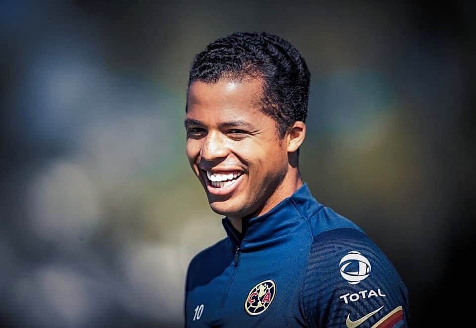 ジョバニ・ドス・サントスのインスタグラム：「Feliz de que el equipo esté clasificado. Seguimos trabajando para cerrar de la mejor manera esta última jornada. 💪🏾🦅」