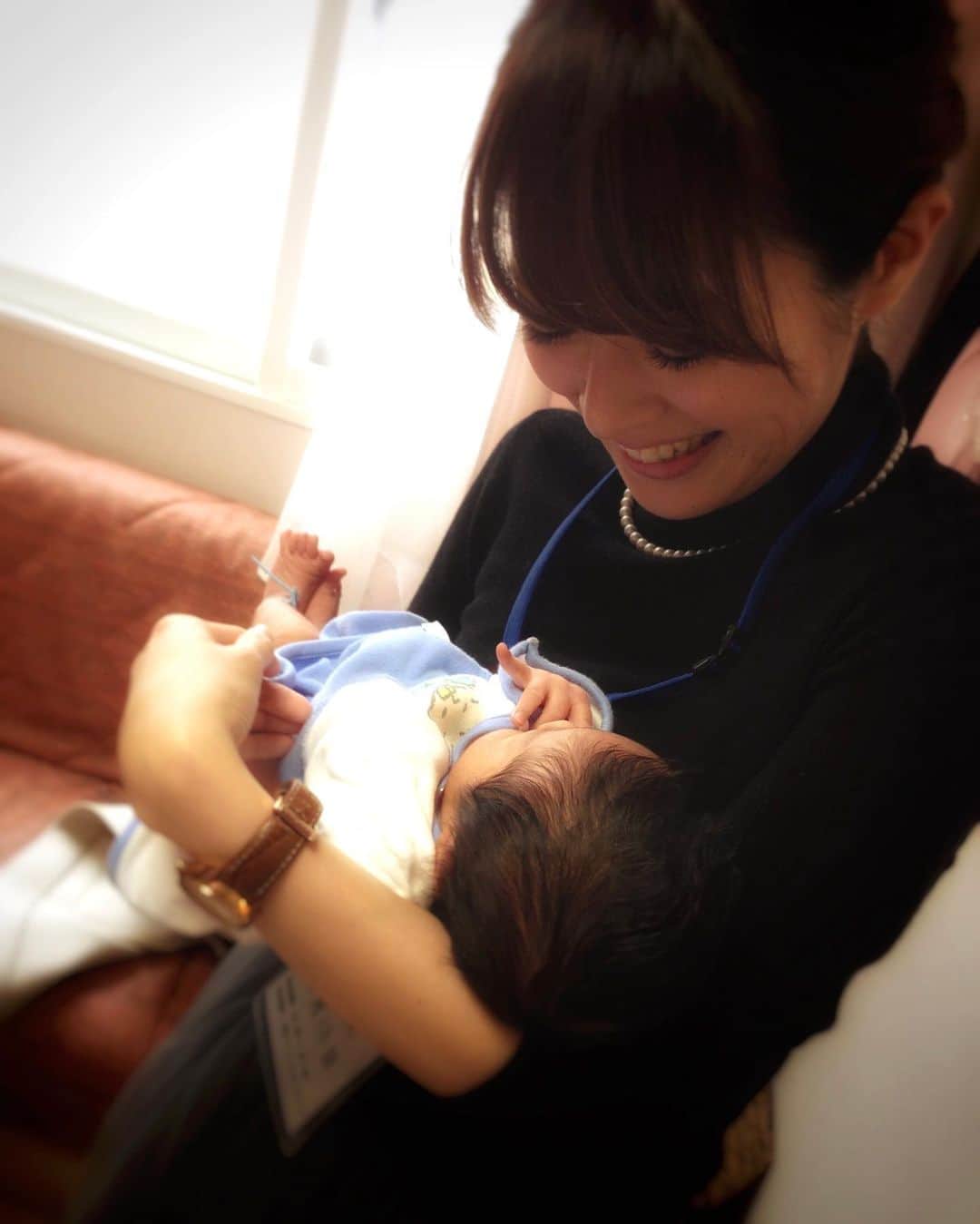 河野真也のインスタグラム：「８月にイチモニ！を卒業して、今は旦那さんの赴任先である中国にいる、元HTBアナウンサー石沢綾子がインスタを始めたようです。@ayako__ishizawa  とりあえず、元気そうでよかった^_^  写真は、うちの上の子が産まれた時に、病院まで来て抱っこしてくれたもの。  #石沢綾子 #息子の初恋の人」