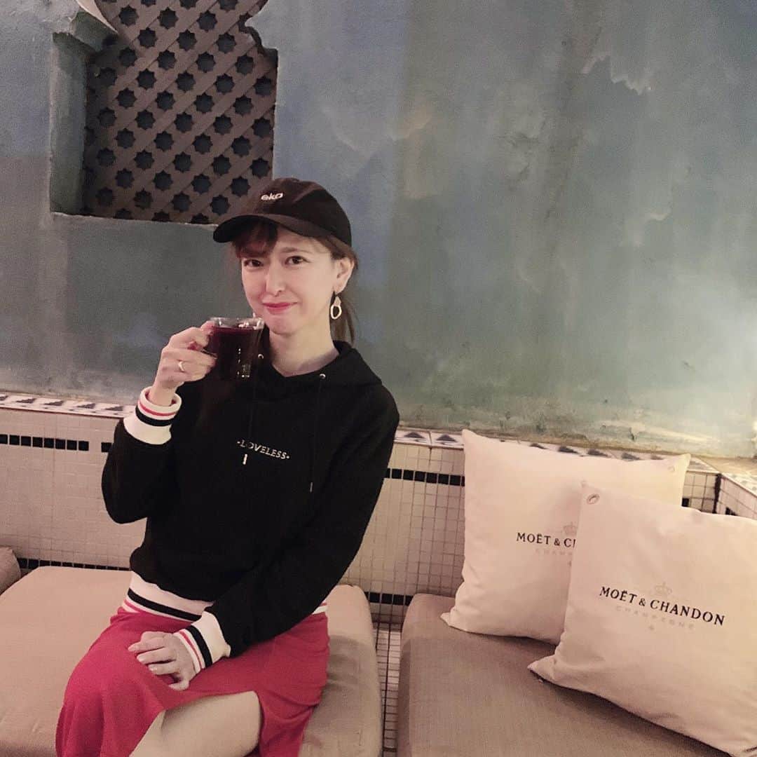 菊池かなこのインスタグラム：「. @___minatonca___ と夜カフェした日🍷 . . パーソナライズサプリの @fujimi_official から 新しく出たフェイスマスク☺︎ . こちらも個人の肌に合わせて オーダーメイドしてくれる パーソナライズのフェイスマスク✨ 香りは好きなものから選べます🤍 美容液が二層になっていて、 自分に必要な成分がたっぷり凝縮されています😍 . 最近パーカー好きなので、 シークレットセールで激安だった @loveless___official のパーカー😍 . . ୨୧┈┈┈┈┈┈┈┈┈┈┈┈┈┈┈┈┈୨୧ #渋谷カフェ#渋谷区カフェ#宇多川カフェ #shibuya#渋谷#東京カフェ部#夜カフェ #渋谷デート#女子会#シーシャカフェ #fujimi#fujimiフェイスマスク#fujimiサプリ #パーカー女子#パーカーコーデ#loveless#ラブレス」