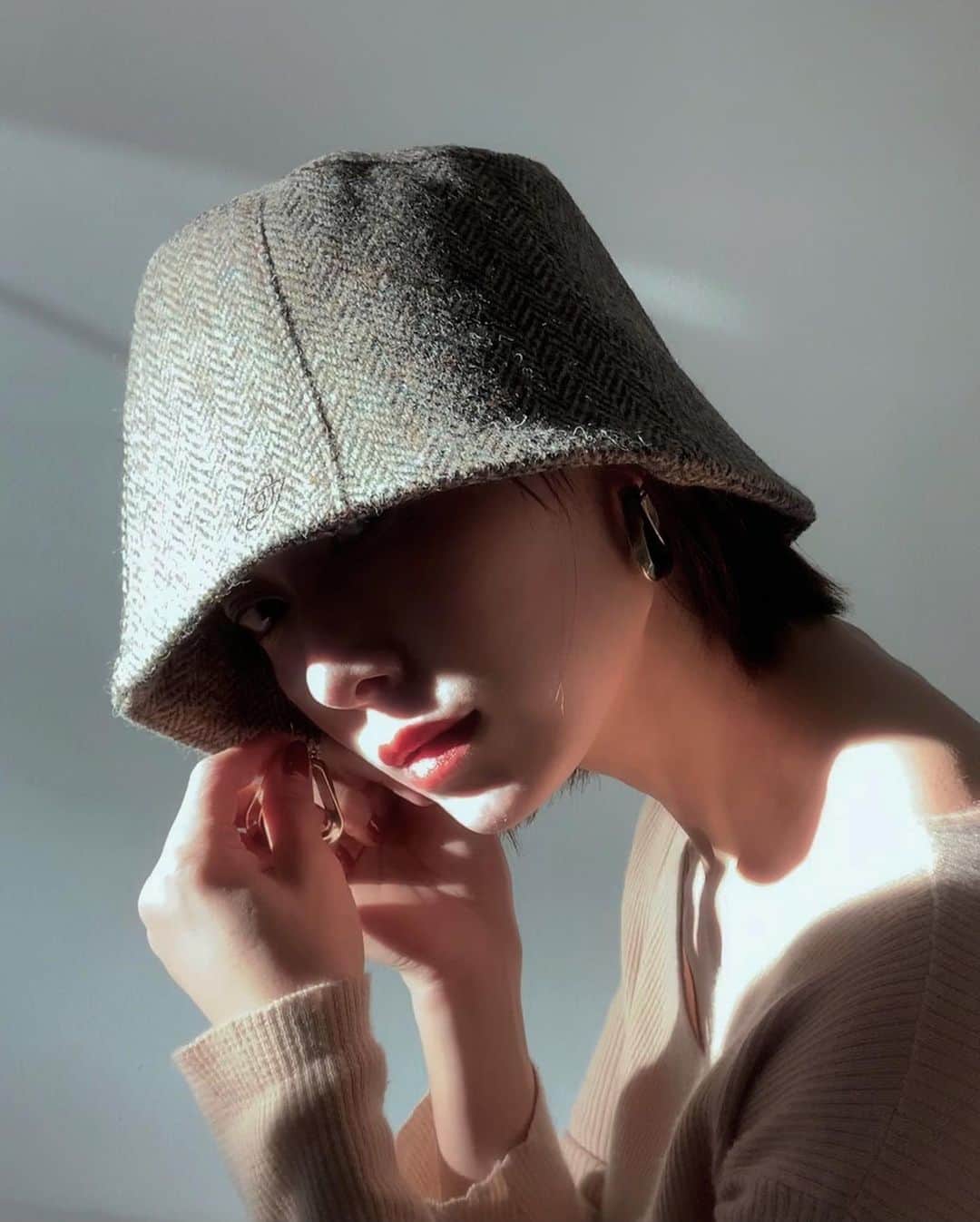 大塚良子のインスタグラム：「Bucket Hat.. @lowclassic_seoul  Cashmere knit.. @therow  Earrings... @bottegaveneta」
