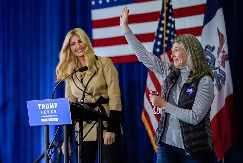 イヴァンカ・トランプさんのインスタグラム写真 - (イヴァンカ・トランプInstagram)「📍Second stop: IOWA! 🇺🇸  In Des Moines fighting to re-elect @realDonaldTrump and @SenJoniErnst! Thank you @IAGovernor Reynolds, @ChuckGrassley and Amb Branstad for fighting for the future of the Hawkeye State and this great nation! #MAGA」11月3日 9時34分 - ivankatrump