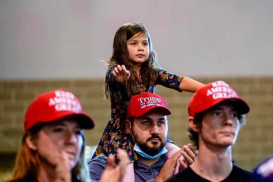 イヴァンカ・トランプさんのインスタグラム写真 - (イヴァンカ・トランプInstagram)「📍Second stop: IOWA! 🇺🇸  In Des Moines fighting to re-elect @realDonaldTrump and @SenJoniErnst! Thank you @IAGovernor Reynolds, @ChuckGrassley and Amb Branstad for fighting for the future of the Hawkeye State and this great nation! #MAGA」11月3日 9時34分 - ivankatrump