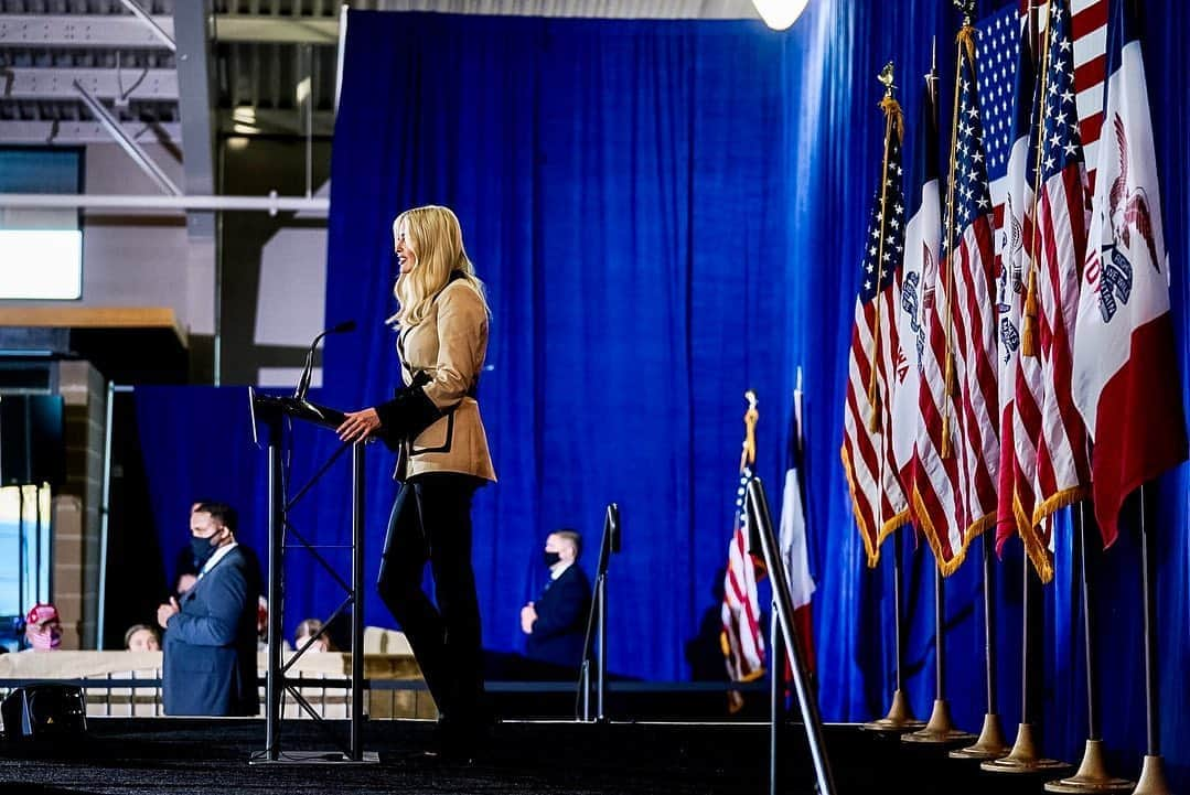 イヴァンカ・トランプさんのインスタグラム写真 - (イヴァンカ・トランプInstagram)「📍Second stop: IOWA! 🇺🇸  In Des Moines fighting to re-elect @realDonaldTrump and @SenJoniErnst! Thank you @IAGovernor Reynolds, @ChuckGrassley and Amb Branstad for fighting for the future of the Hawkeye State and this great nation! #MAGA」11月3日 9時34分 - ivankatrump