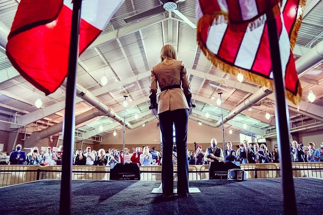 のインスタグラム：「📍Second stop: IOWA! 🇺🇸  In Des Moines fighting to re-elect @realDonaldTrump and @SenJoniErnst! Thank you @IAGovernor Reynolds, @ChuckGrassley and Amb Branstad for fighting for the future of the Hawkeye State and this great nation! #MAGA」