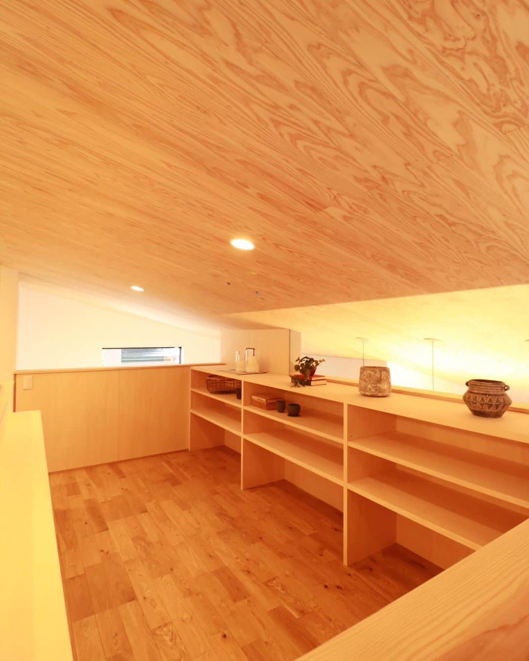 ナガタ建設さんのインスタグラム写真 - (ナガタ建設Instagram)「大野城市月の浦の 『彩～四季を感じる家』 オーナー様のご好意により 11月1日より8日まで 予約制の完成見学会を開催させて頂きます。ご予約は@nagatanoie  のリンクからどうぞ♬ PICは、2階の勾配天井を活かしたフリースペース。 家族で読書をしたり、お友達と遊んだり♬ #小屋裏収納 #小屋裏  #フリースペース  #読書部屋 ☞@nagatanoie いいね！フォローをして頂けると凄く喜びます😁 ・ ｰｰｰｰｰｰｰｰｰｰｰｰｰｰｰｰｰｰｰｰｰｰｰｰｰｰｰｰｰｰ #リビング  #キッチン  他の写真はこちら...☞@nagatanoie ｰｰｰｰｰｰｰｰｰｰｰｰｰｰｰｰｰｰｰｰｰｰｰｰｰｰｰｰｰｰ ・ #ナガタ建設 は#福岡 県#太宰府市 市にて70年前に製材所から始めた#工務店 です🏠 ・ 『 #ながたのいえ 』 ・ #暮らし から#デザイン する#家づくり を提案する私たちの家は ・ 『太宰府でアナタらしさをきづく家』 をテーマに#注文住宅 #マイホーム  #工務店だからつくれる家 をお客様と一緒に作ります😆 ・ ながたのいえのお客様はこんな人たち ▷▷▷ #家具 好き #インテリア 好き #暮らしを楽しむ  #シンプルライフ  #家族好き ・ ※ナガタ建設では、メンテナンスのことも考慮し、施工エリアを太宰府市の本社から車で30分圏内と限定させて頂いておりますm(__)m 施工エリア外のお客様については、個別対応となりますので、ご相談下さい。 ・ #instagood #instahome」11月3日 9時35分 - nagatanoie