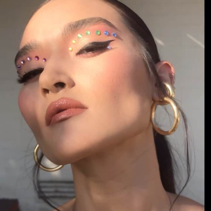 rob scheppyのインスタグラム：「@minji 🌈💎 #MakeupByRobScheppy」