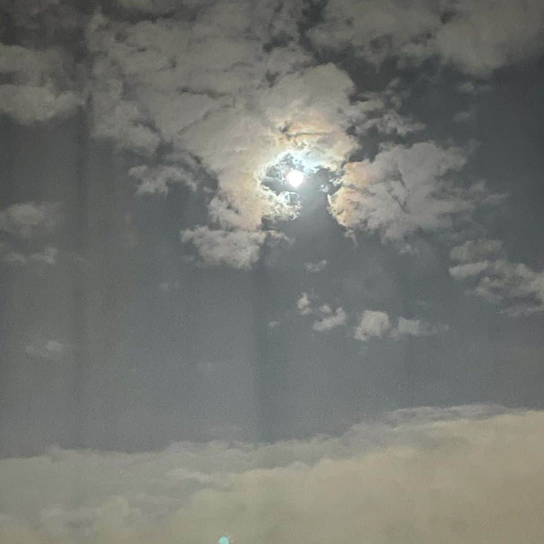 前田早穂のインスタグラム：「曇り空の中でも月の光のように強く輝けるように。 #満月」