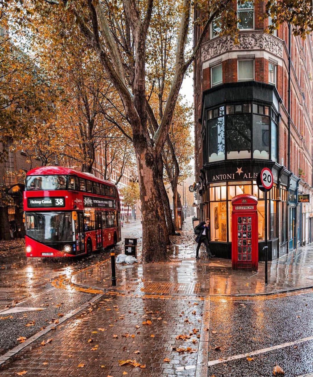 Wonderful Placesさんのインスタグラム写真 - (Wonderful PlacesInstagram)「Rainy day in London ✨❤️❤️🍁🍁✨ . Picture by ✨✨@dr_difilippo✨✨ #wonderful_places for a feature ❤️🍁」11月3日 0時45分 - wonderful_places