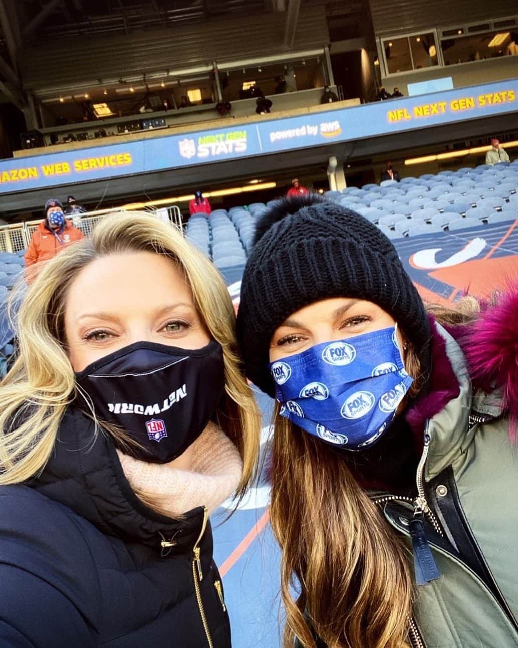 エリン・アンドリューズのインスタグラム：「A tiny bit of normalcy in the front row of Saints v Bears. Love you @staceydales. Thanks for bringing a smile to my covered up face. She’s a Canadian, of course she’s a beauty!!」