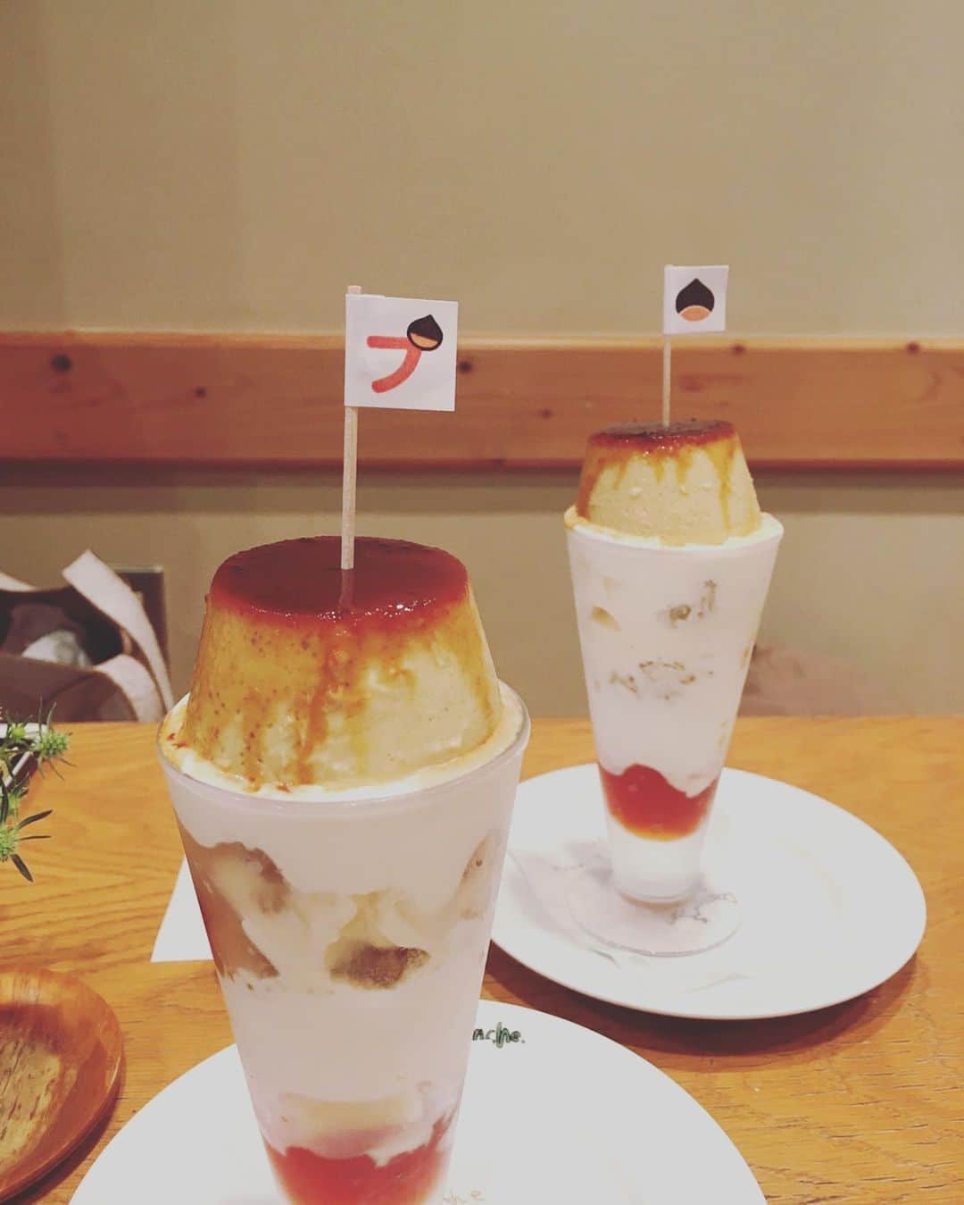猫沢エミさんのインスタグラム写真 - (猫沢エミInstagram)「ふたりとも、とてもいい笑顔だと思います。  待望の栗のプリンパフェも堪能しましたし。  @takashihoriuchicvd さん、いつも素敵な時間をありがとうございます。  🌰✨  photo:  @sekimegumi   #猫沢銘店」11月3日 0時47分 - necozawaemi