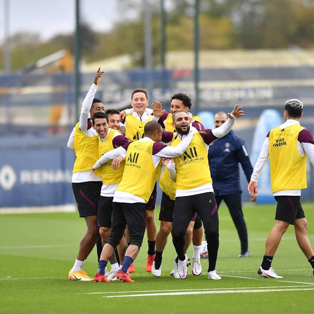 パブロ・サラビアさんのインスタグラム写真 - (パブロ・サラビアInstagram)「Happy Monday 😁🔴🔵  #paris #psg #allezparis #icicestparis #monday #ps19」11月3日 0時47分 - pablosarabia92