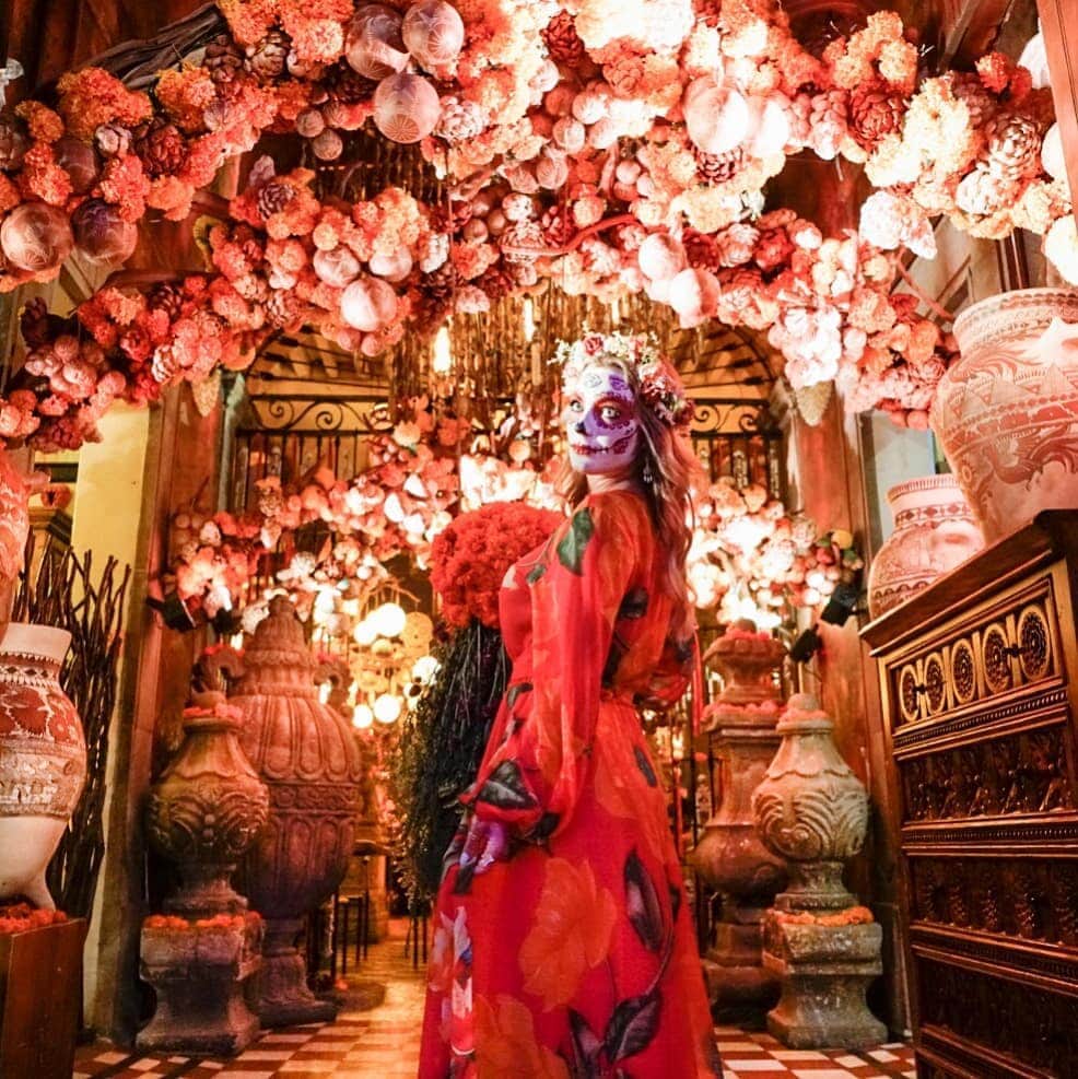アリサ・ラモスのインスタグラム：「Feliz Día de los Muertos to all who celebrate it, and to my deceased friends and family members who I hope can "cross over" tonight to celebrate as well (though wish I could warn them there's not much happening this year). . You may remember all of the amazing Día de los Muertos festivities I got to partake in last year in Guadalajara, and yes I was excited to be in Mexico again this year for it, but spoiler alert, festivities are cancelled and even cemeteries have been closed (which is very sad for families who usually bring flowers and treats to the graves of their loved ones tonight, and bc of the concept that the deceased cross over expecting their family there!). . There are other small ways to celebrate though. Here in Playa people are still getting their Catrina faces painted, and many businesses and homes are still building an "ofrenda" (like an altar) with the marigold flowers, photos of their deceased loved ones, Catrina dolls, and trinkets.  . If you have a deceased loved one you'd like to celebrate today, feel free to make a little ofrenda of your own, and toast to them with their favorite drink or food! . I have a photo of my grandparents that I travel with and a digital Día de los Muertos ofrenda I made of all of my friends who have passed away that I shall toast to with red wine and tequila later tonight! . If you'd like a better explanation of the cultural significance and importance of this holiday, read the post on my Stories orrrrr watch Coco - it actually explains it extremely well!  . Hope you all enjoy this sweet celebration! And can make it to Mexico one year for it when things are better!」