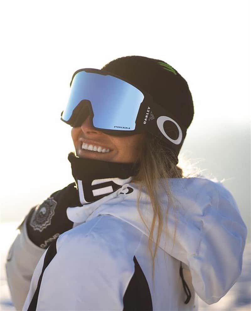 OAKLEYのインスタグラム：「Smile, winter is coming. ❄️🥶 @jamieanderson #ForTheLoveOfSport」