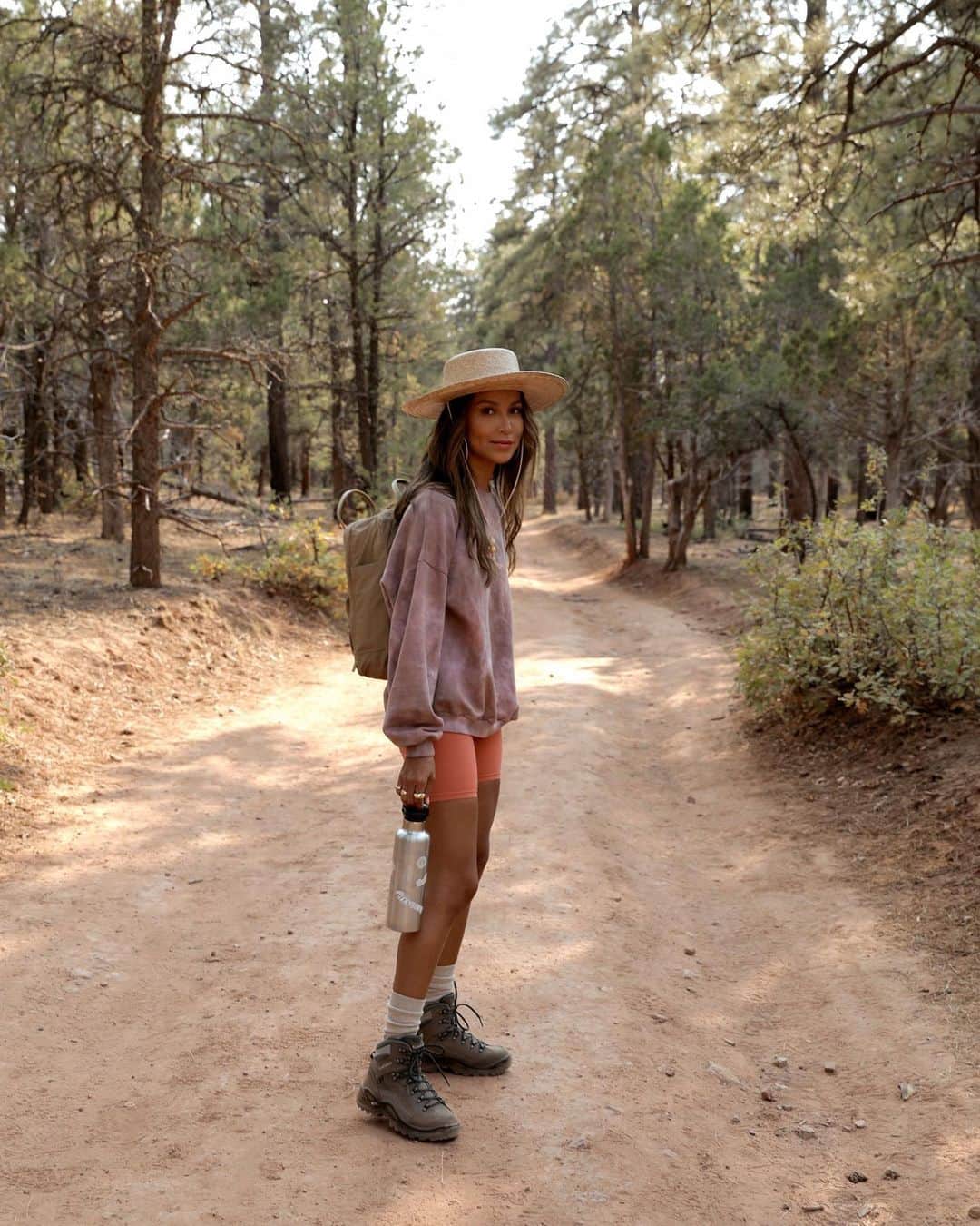 ジュリー・サリニャーナのインスタグラム：「hiking day✨🌄 wearing @loversfriendsla @revolve #campREVOLVE」