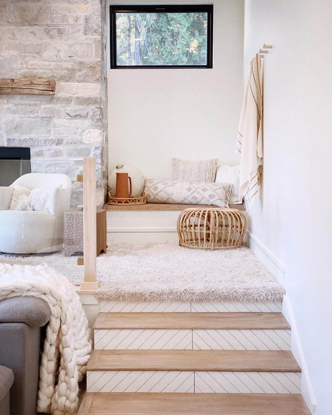 Cara Van Brocklinさんのインスタグラム写真 - (Cara Van BrocklinInstagram)「I love how cozy this simple blanket wall made this space feel...it was the perfect finishing touch!」11月3日 0時53分 - caraloren
