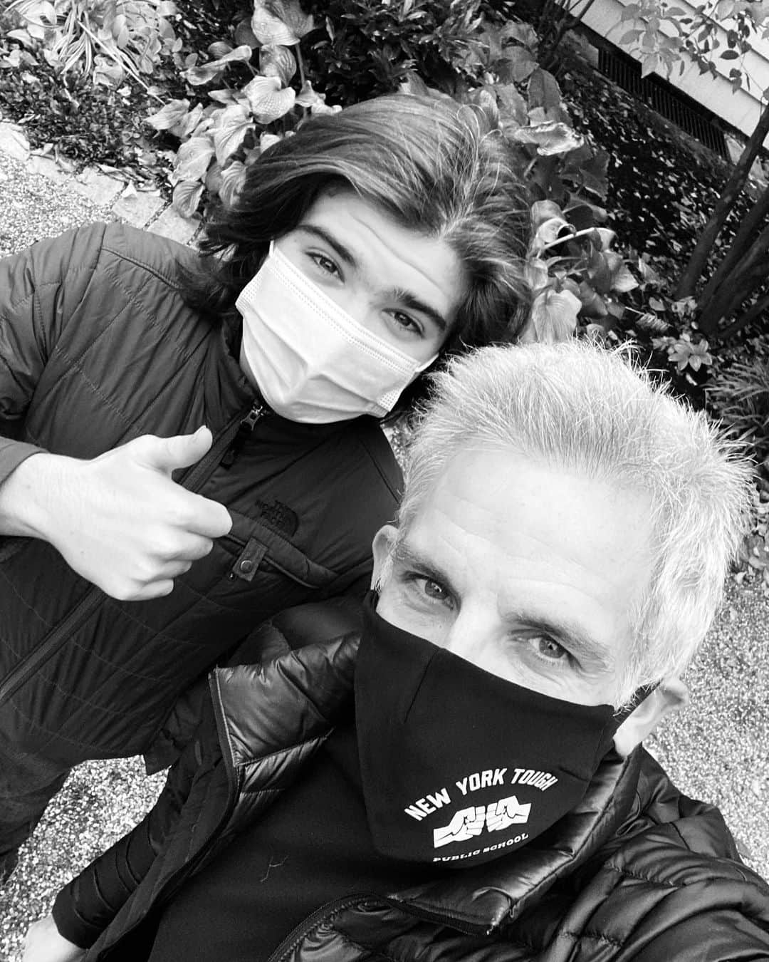 のインスタグラム：「Challenge heard, @nygovcuomo...  I #MaskUp for my son and we mask up together because science is a super power and can help save hundreds of thousands of lives.  In the name of all things super heroic, I challenge @markruffalo, @ChrisEvans, @KumailN, @ZoeSaldana and @TaikaWaititi to #MaskUp and challenge 5 more to #MaskUp.  #VOTE」