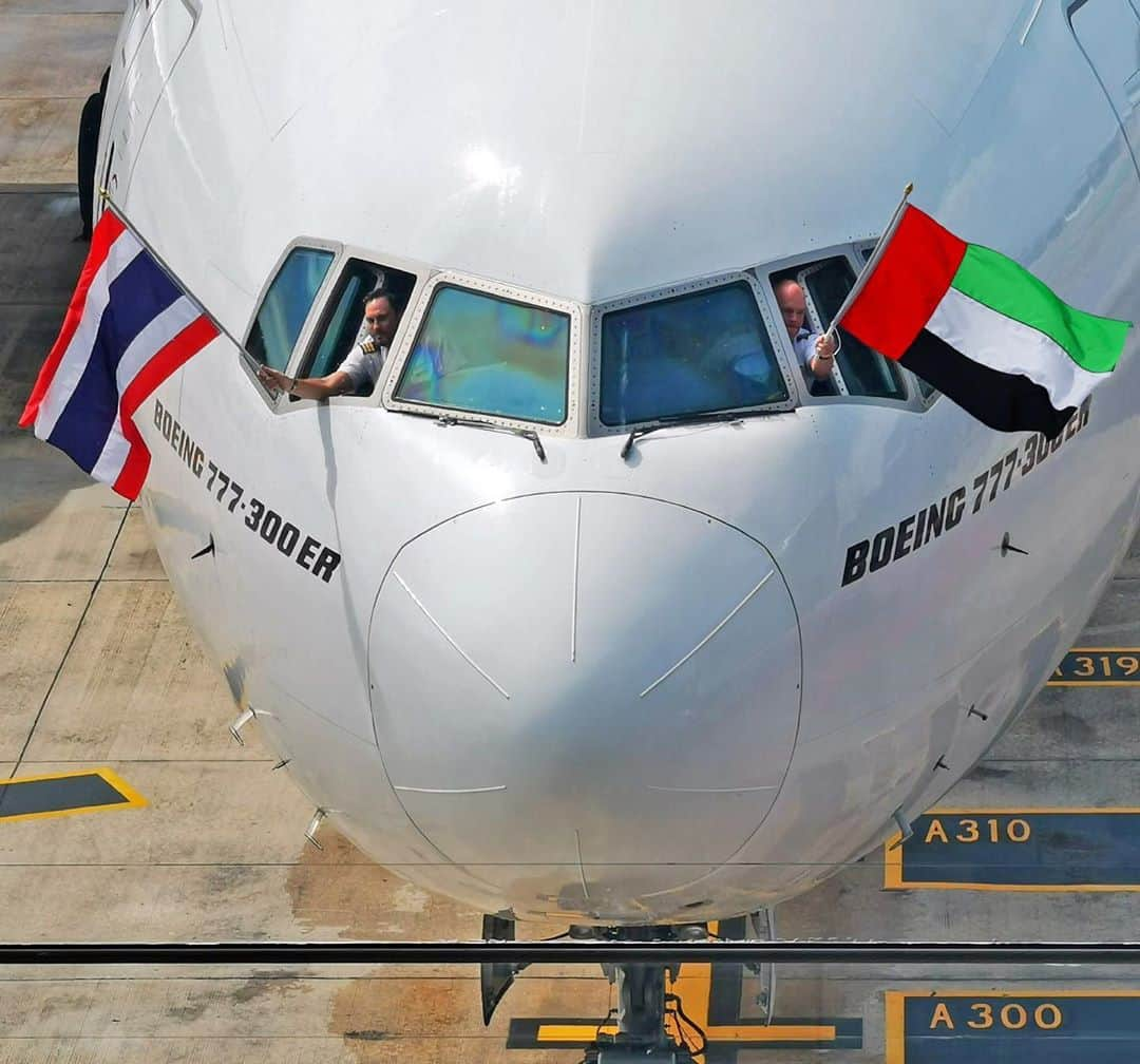 エミレーツ航空さんのインスタグラム写真 - (エミレーツ航空Instagram)「Today we became the first international airline to touch down in Phuket since its re-opening for international travel. 🇹🇭🇦🇪   Our special flight to Phuket signals the re-start of tourism in the popular Thai destination and was welcomed with a water cannon salute in the presence of a VIP delegation led by the Prime Minister of Thailand.   📸 Phuket Plane Spotter」11月3日 1時00分 - emirates