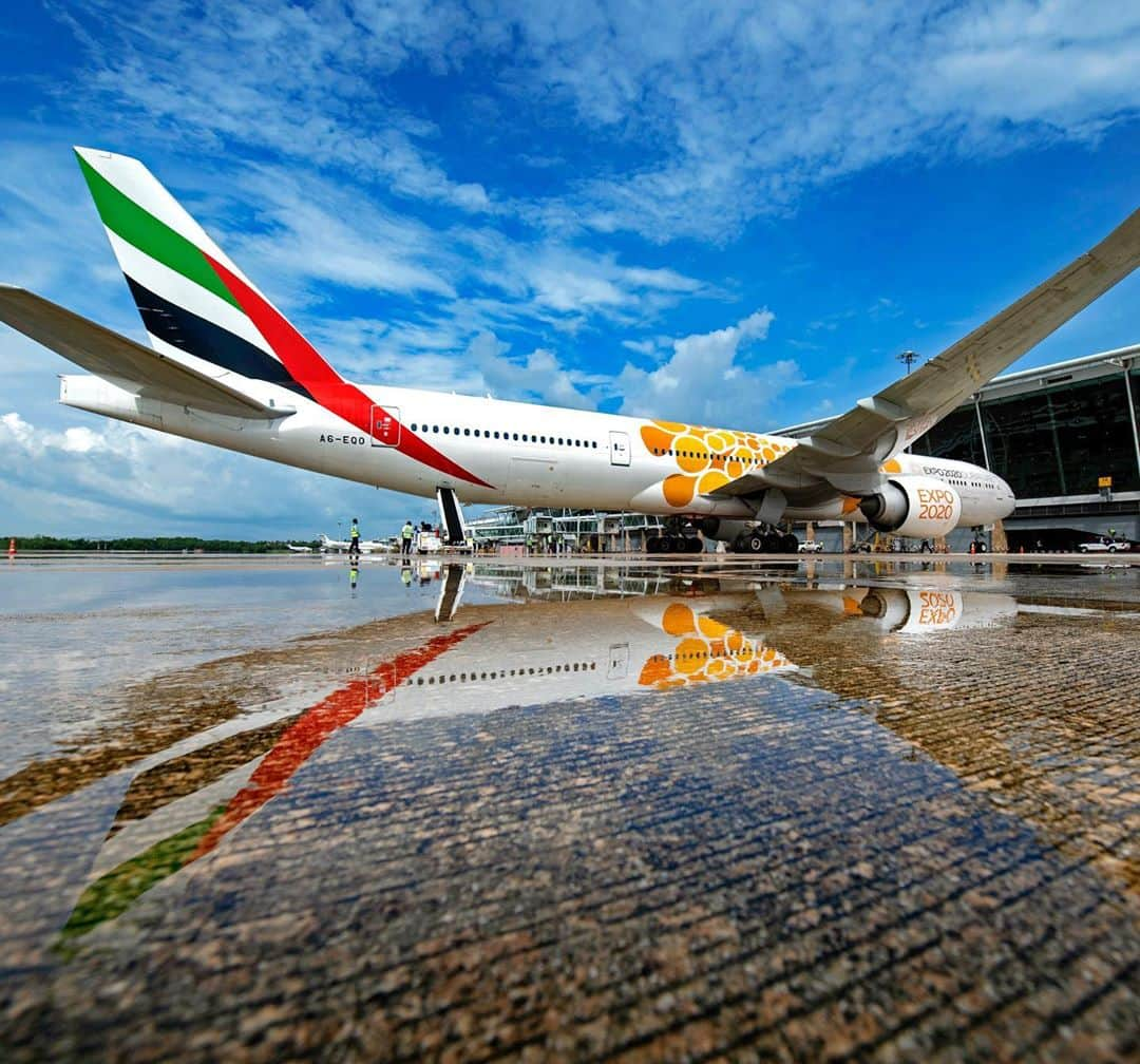 エミレーツ航空さんのインスタグラム写真 - (エミレーツ航空Instagram)「Today we became the first international airline to touch down in Phuket since its re-opening for international travel. 🇹🇭🇦🇪   Our special flight to Phuket signals the re-start of tourism in the popular Thai destination and was welcomed with a water cannon salute in the presence of a VIP delegation led by the Prime Minister of Thailand.   📸 Phuket Plane Spotter」11月3日 1時00分 - emirates