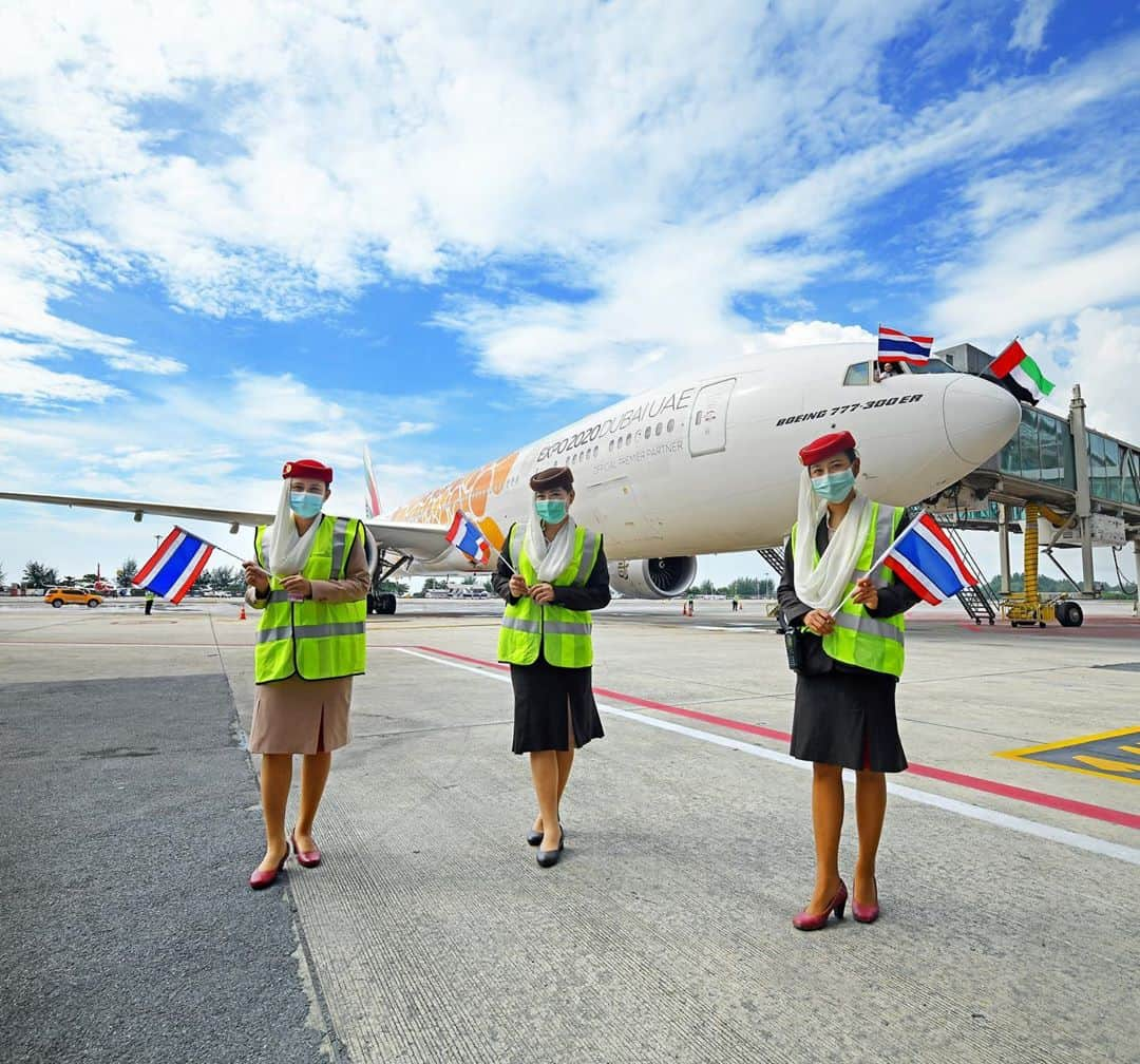 エミレーツ航空さんのインスタグラム写真 - (エミレーツ航空Instagram)「Today we became the first international airline to touch down in Phuket since its re-opening for international travel. 🇹🇭🇦🇪   Our special flight to Phuket signals the re-start of tourism in the popular Thai destination and was welcomed with a water cannon salute in the presence of a VIP delegation led by the Prime Minister of Thailand.   📸 Phuket Plane Spotter」11月3日 1時00分 - emirates