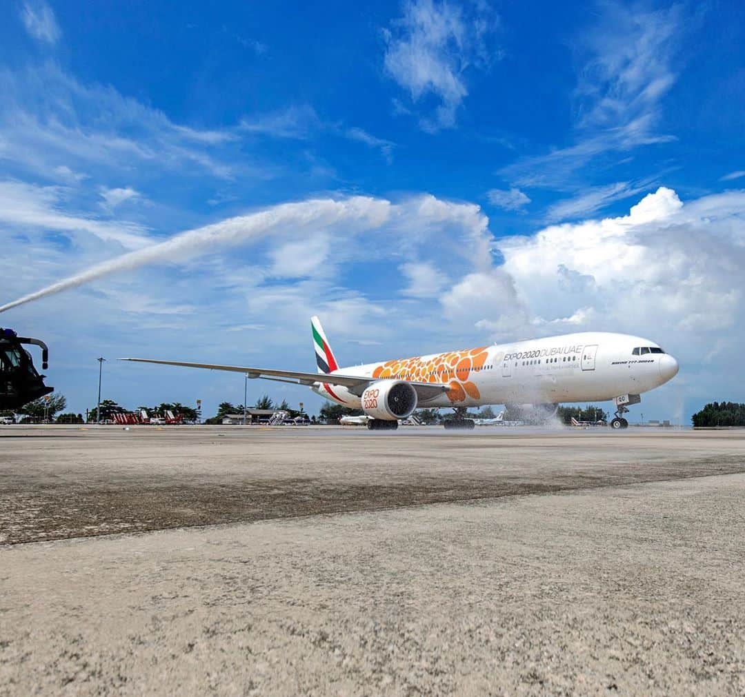 エミレーツ航空さんのインスタグラム写真 - (エミレーツ航空Instagram)「Today we became the first international airline to touch down in Phuket since its re-opening for international travel. 🇹🇭🇦🇪   Our special flight to Phuket signals the re-start of tourism in the popular Thai destination and was welcomed with a water cannon salute in the presence of a VIP delegation led by the Prime Minister of Thailand.   📸 Phuket Plane Spotter」11月3日 1時00分 - emirates