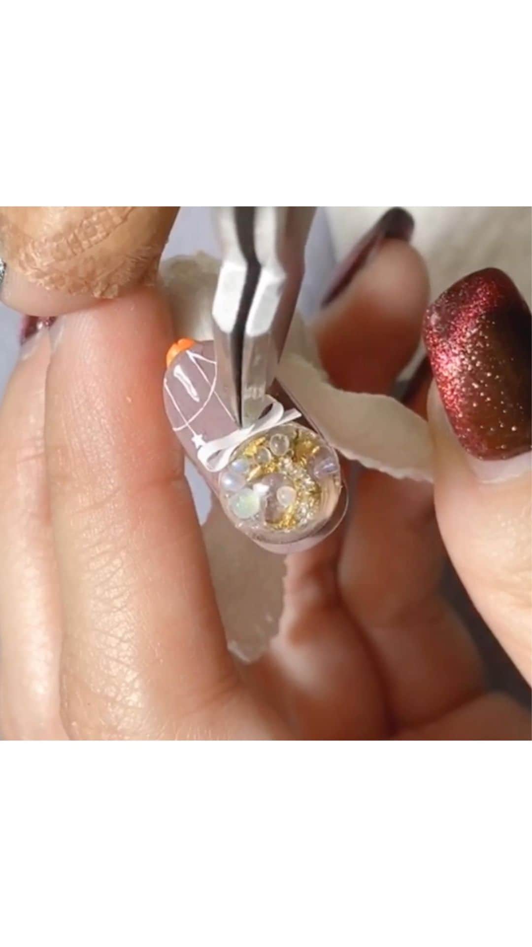 なかやまちえこのインスタグラム：「Instagram Live  LOG③。⠀ ⠀ 立体リボンを作ります。 Made a 3d ribbon!⠀ ⠀ #nail #nails #nailart #ネイル #美甲 #ネイルアート  #japanesenailart #manucure #japanesenails #manicurist #gelnails #أظافر #네일아트 #미용 #vẽmóng #ngườiđẹp  #เพ้นท์เล็บ #искусствоногтя #artedeuñas #เพ้นท์เล็บเจล #ジェルネイルデザイン #ネイルデザイン #senikuku #nagelkunst #クリスマスネイル #xmasnails #christmasnails @bettygel_official @nail_premall @candypocket_official @joyartofficial」