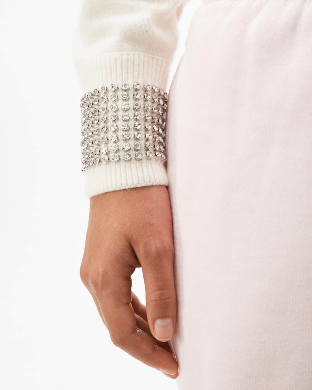 アレキサンダー・ワンのインスタグラム：「Just in time for cuffing season.」