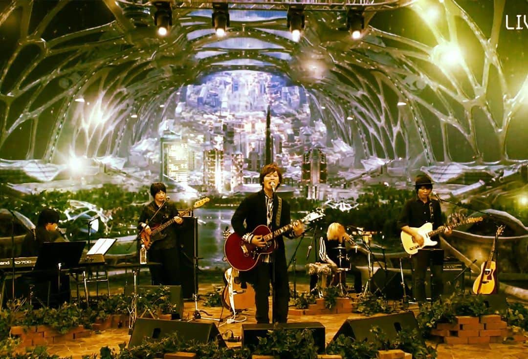 三浦祐太朗のインスタグラム：「LIVE-Xご覧頂きありがとうございました😊初の無観客配信ライブは、宇宙からお送りしました。アーカイブが観られますのでリアタイ出来なかった人も是非チケットお買い求めください🎫 #三浦祐太朗 #livex」