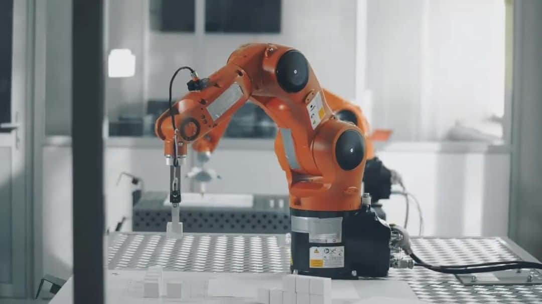 SAPのインスタグラム：「Industry 4.0 tech enables manufacturers to collect and analyze data for increased efficiency and optimization across the factory floor. 🎥 Thomas Saueressig explains. Learn more:	sap.com/industry-4-0」