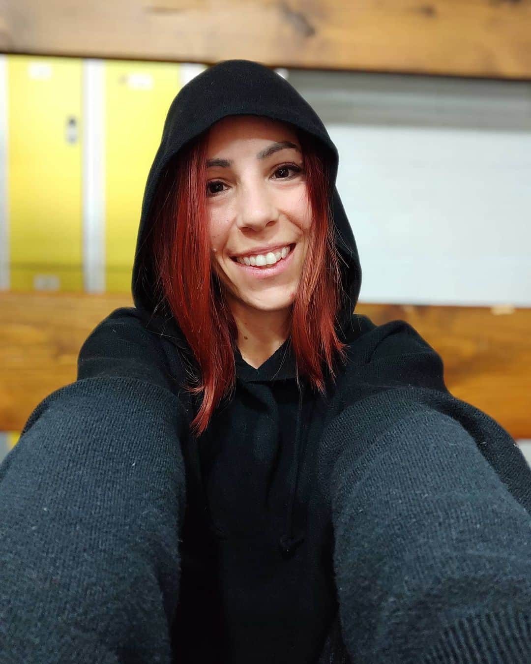 ニコーレ・デラ・モニカのインスタグラム：「Buona settimana a tutti 💙 💪 teniamo duro e portiamo pazienza in questo periodo difficile, ne usciremo più forti di prima 😘🤗 #pattinaggiosulghiaccio #buonlunedi #buonasettimana #vivogliobene❤ #bepatient #hardmoments #momentidifficili #teniamoduro #staystrong」