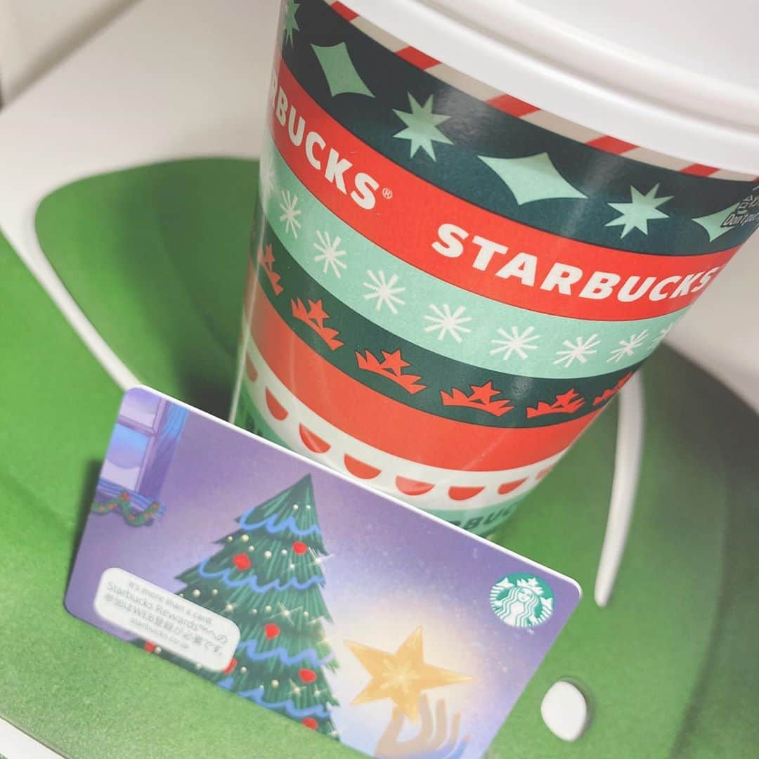 清水あすかのインスタグラム：「この季節がやってまいりました💕 #スタバ #ホリデーカップ #starbucks  #christmas #スタバカード  #starbuckscard」